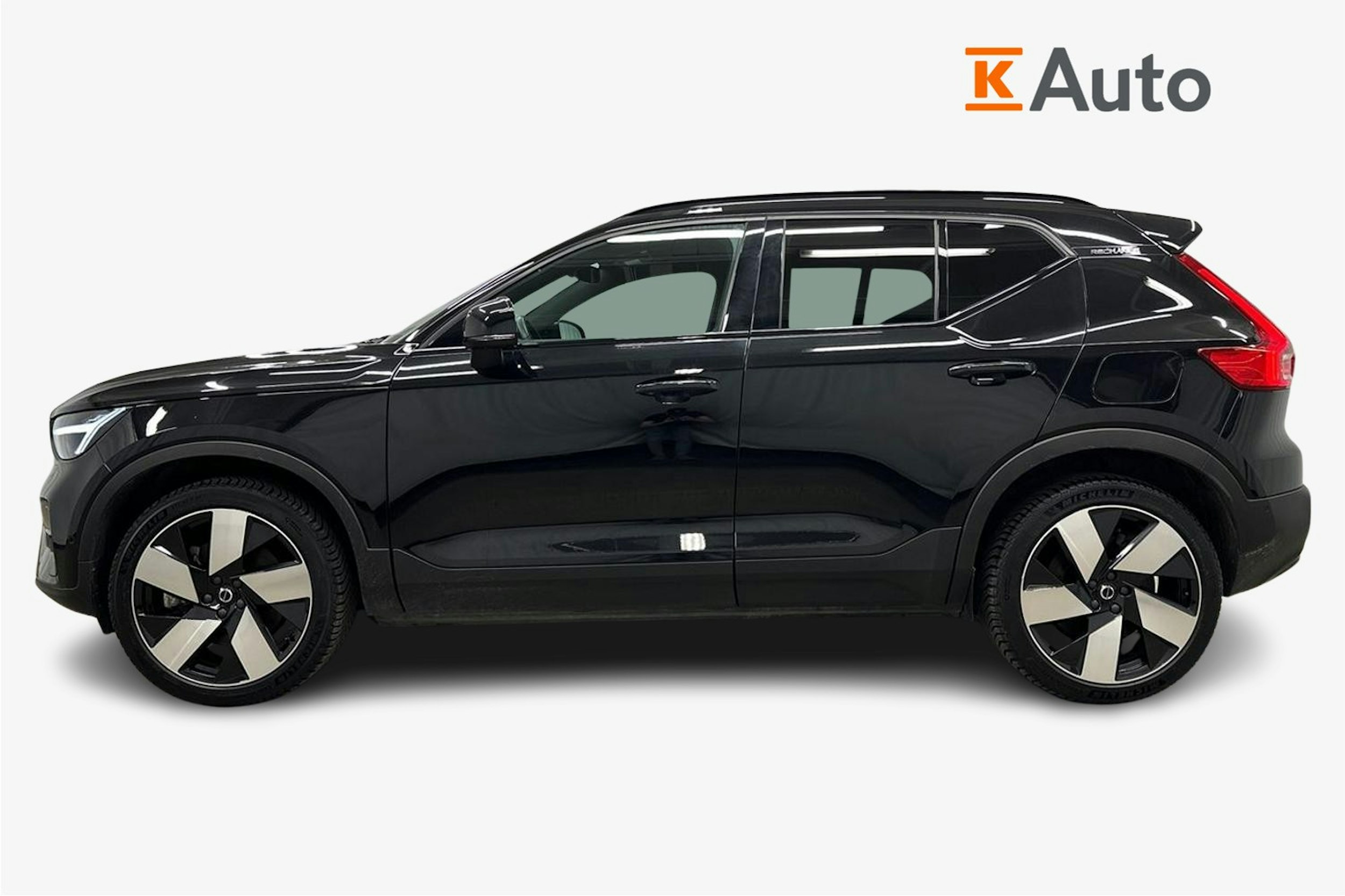 musta Volvo XC40 2023 kuva 6.
