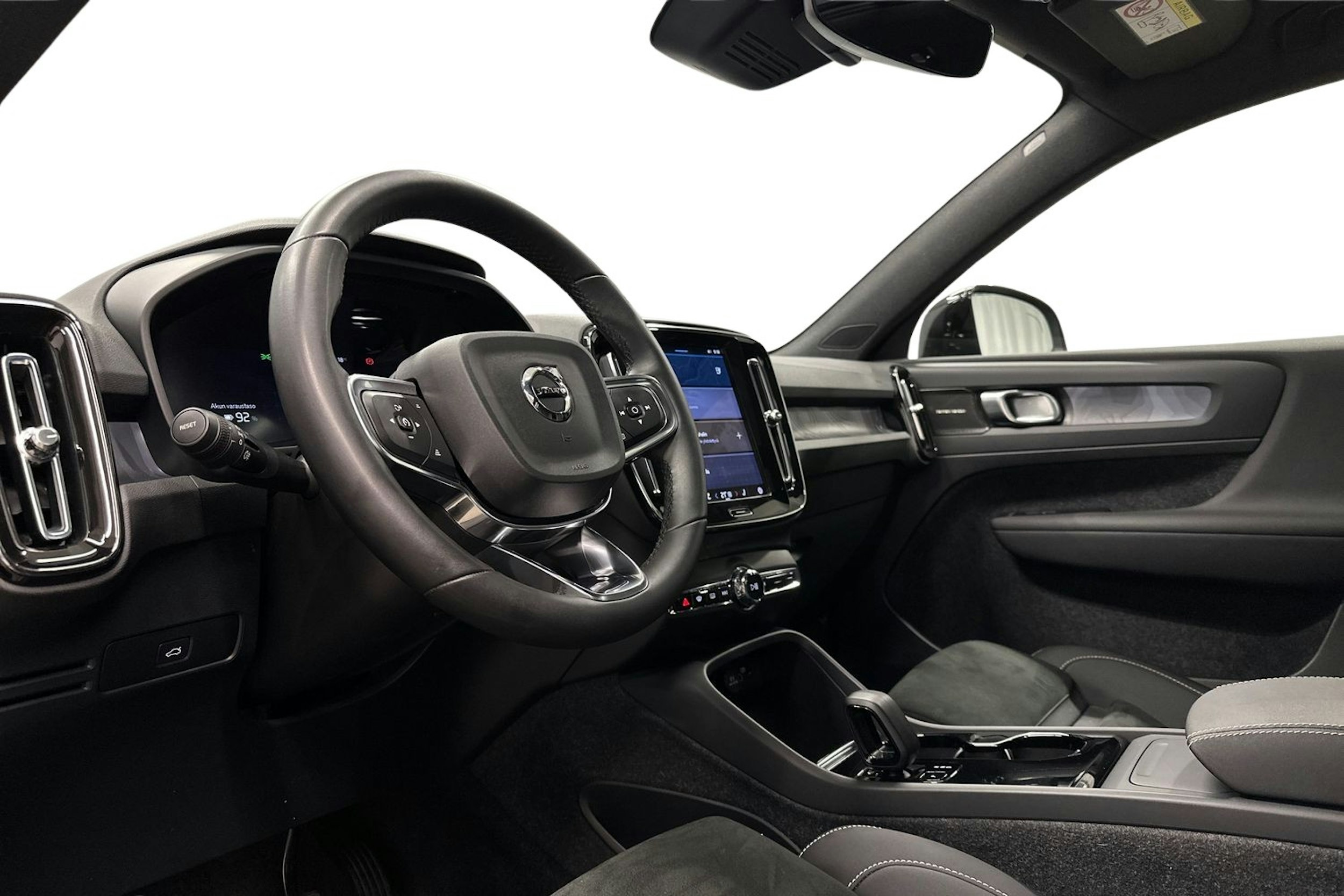 musta Volvo XC40 2023 kuva 7.
