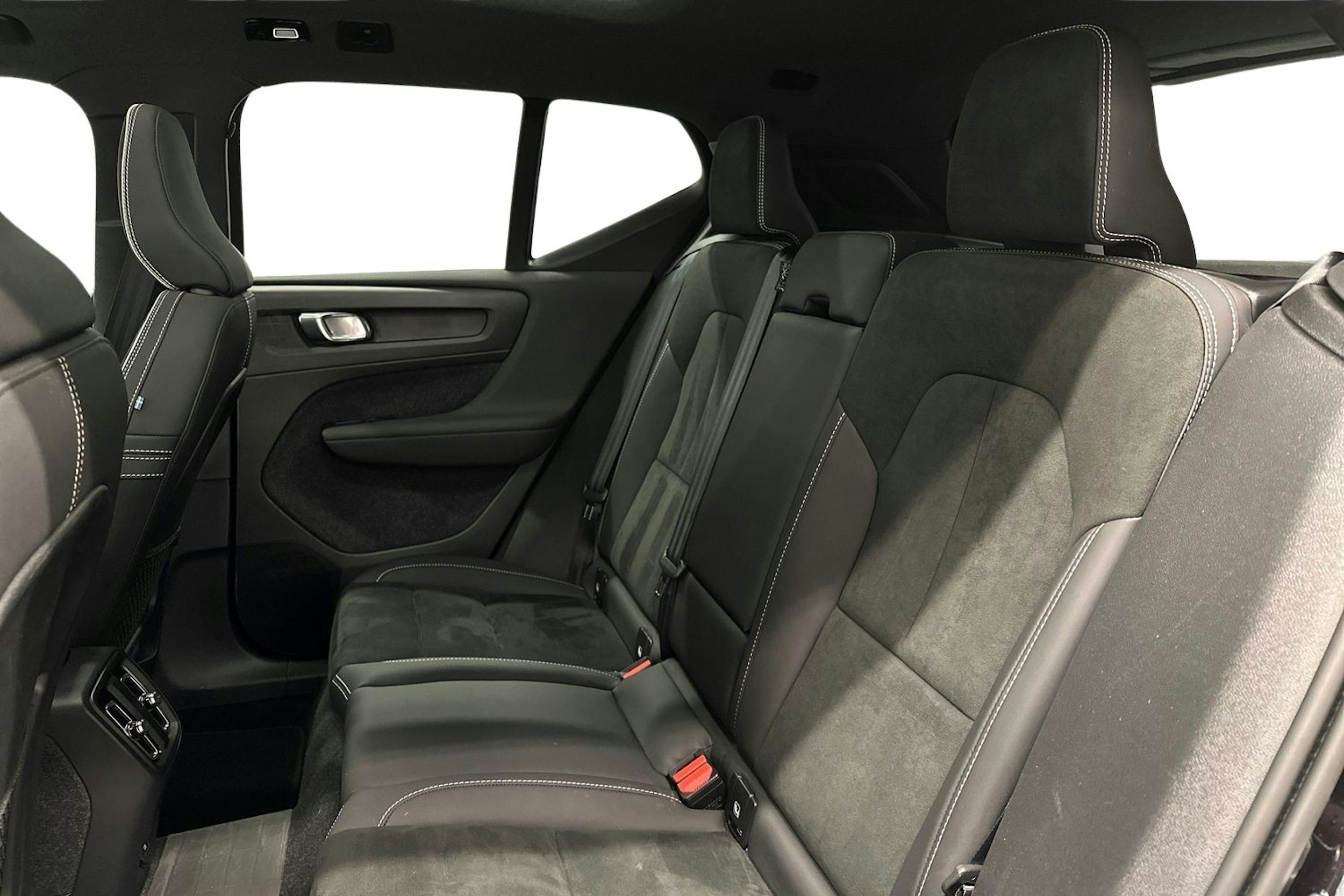 musta Volvo XC40 2023 kuva 10.
