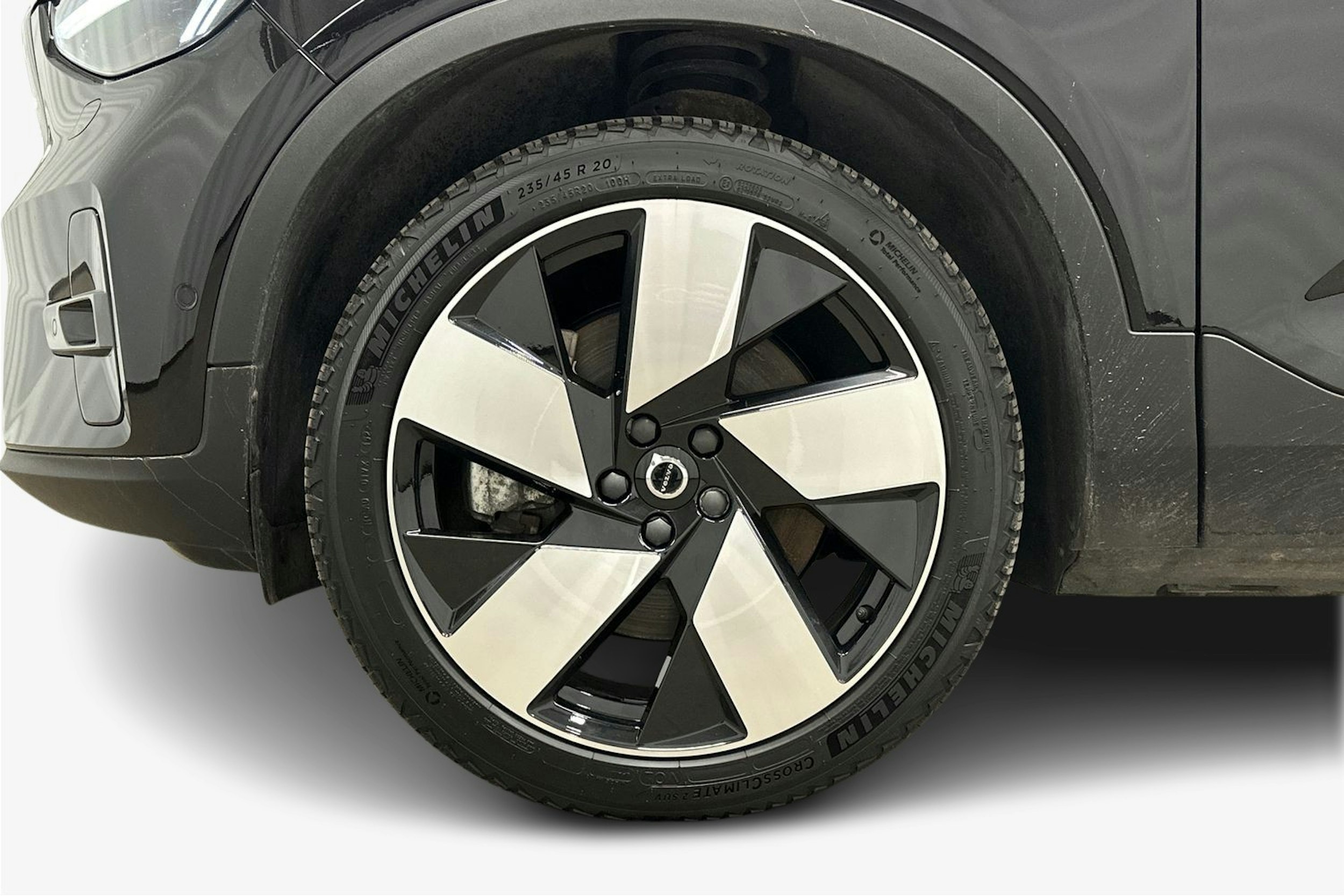 musta Volvo XC40 2023 kuva 11.