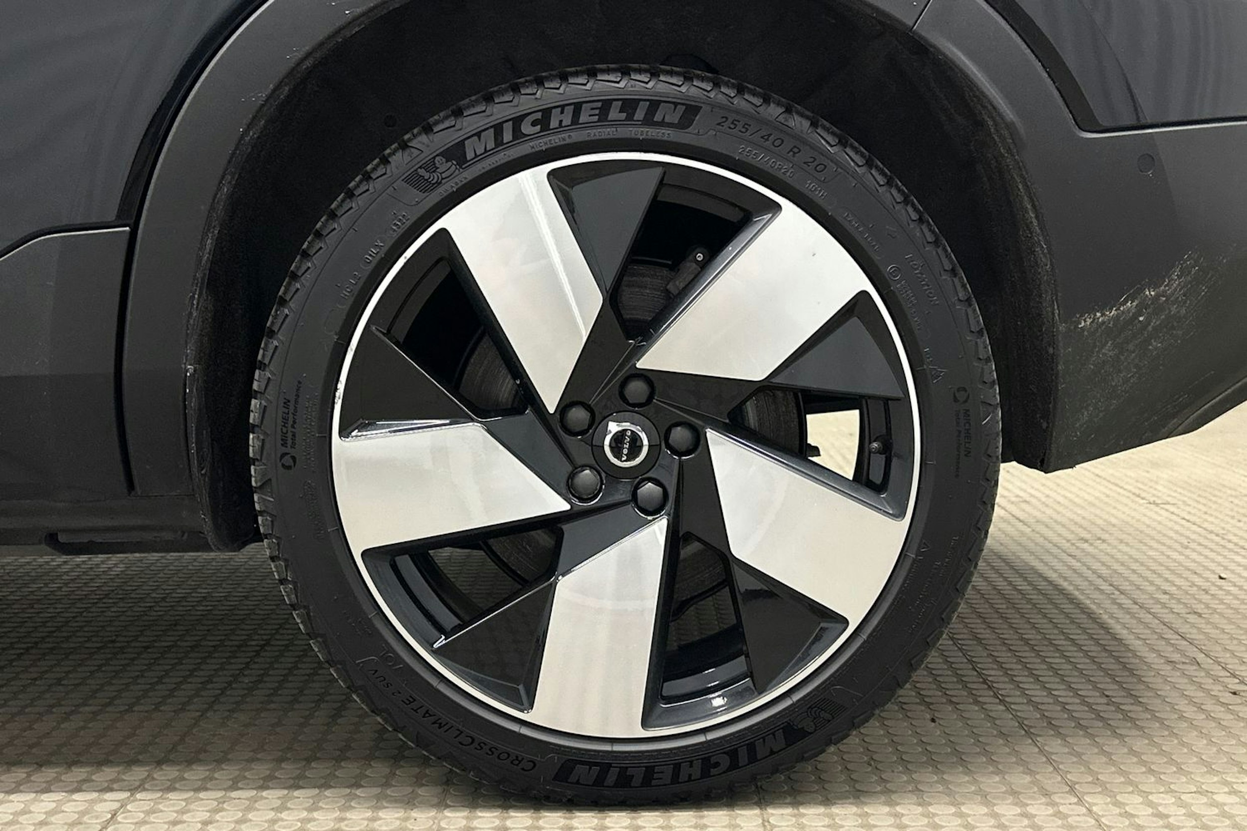 musta Volvo XC40 2023 kuva 13.