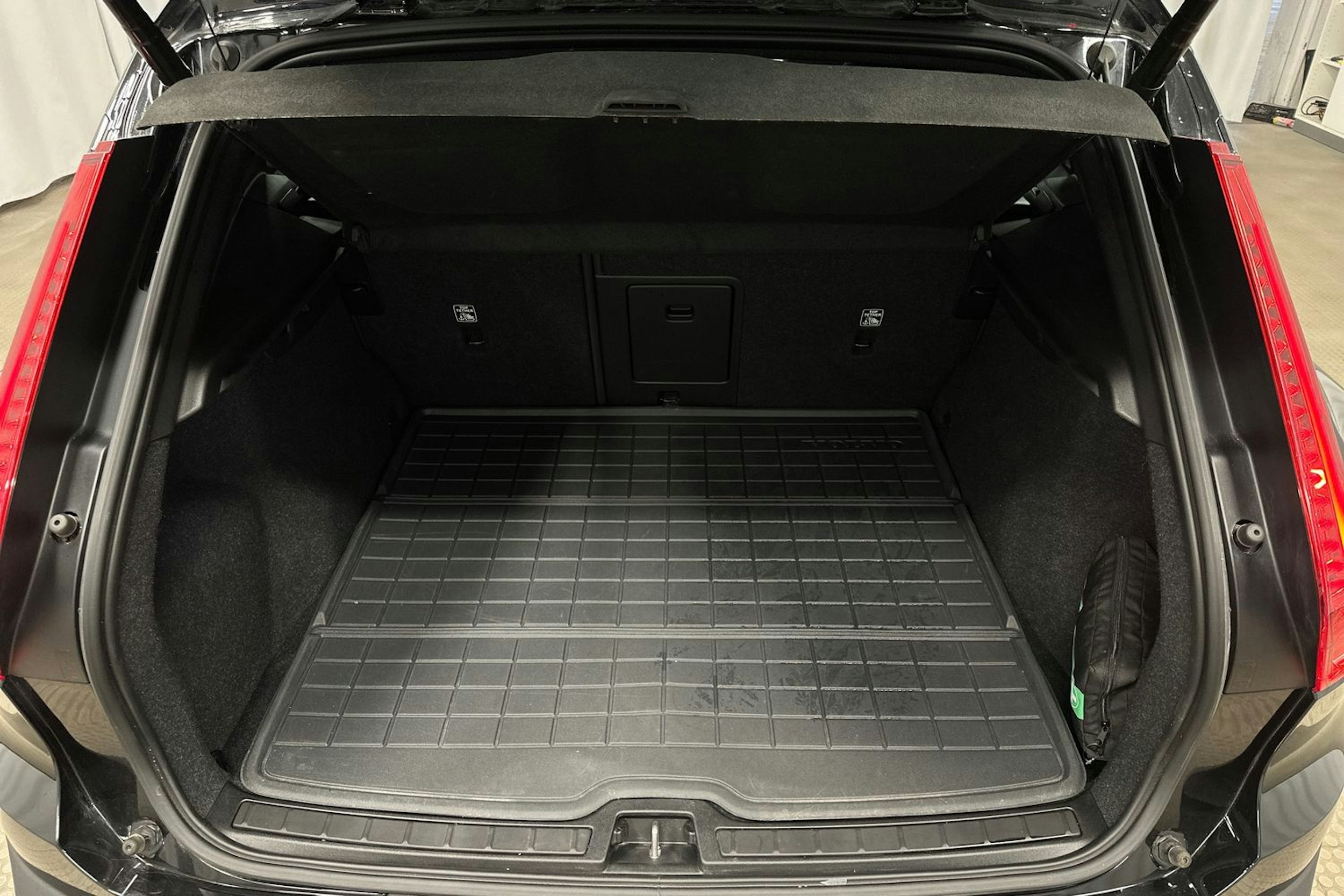 musta Volvo XC40 2023 kuva 14.