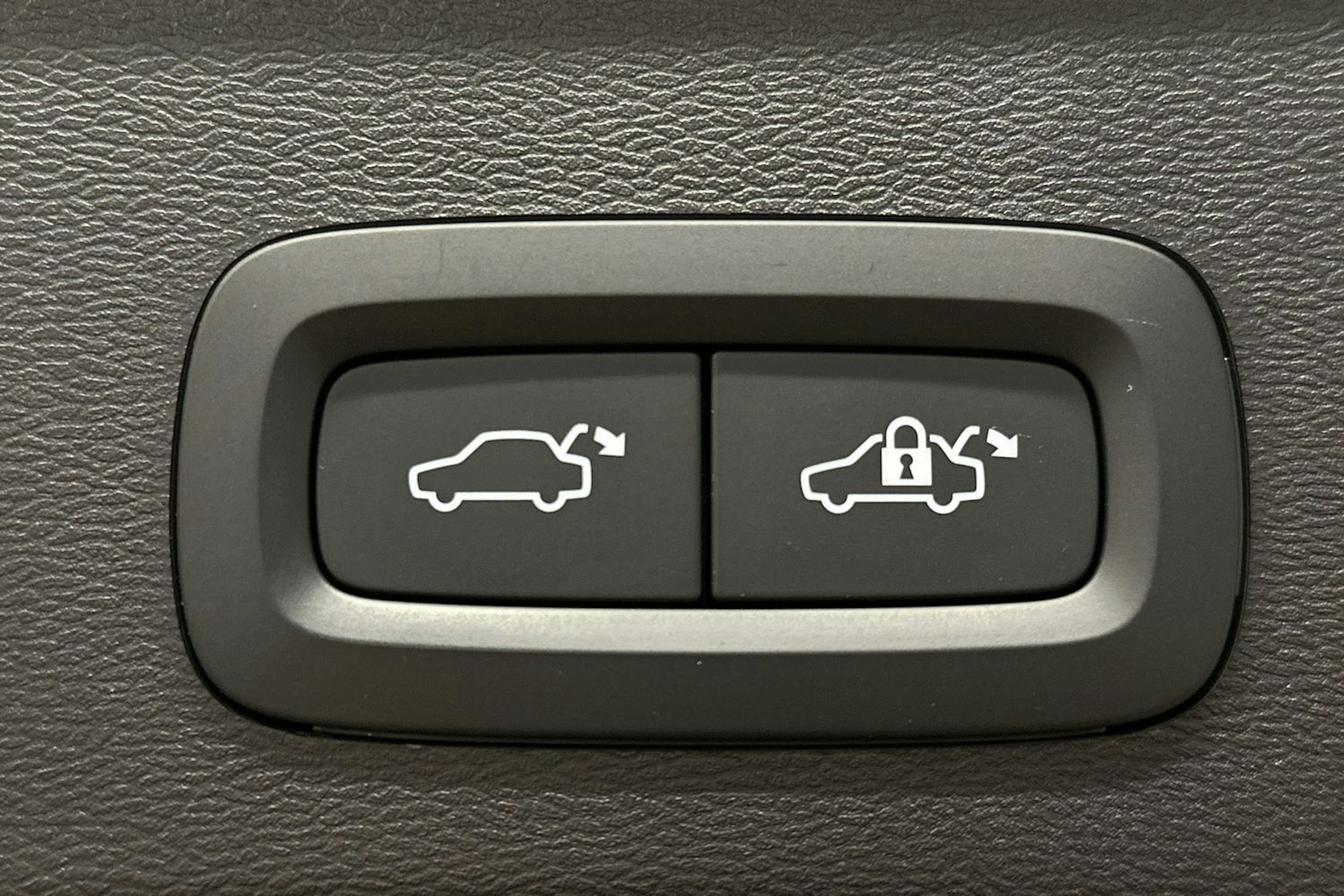 musta Volvo XC40 2023 kuva 15.