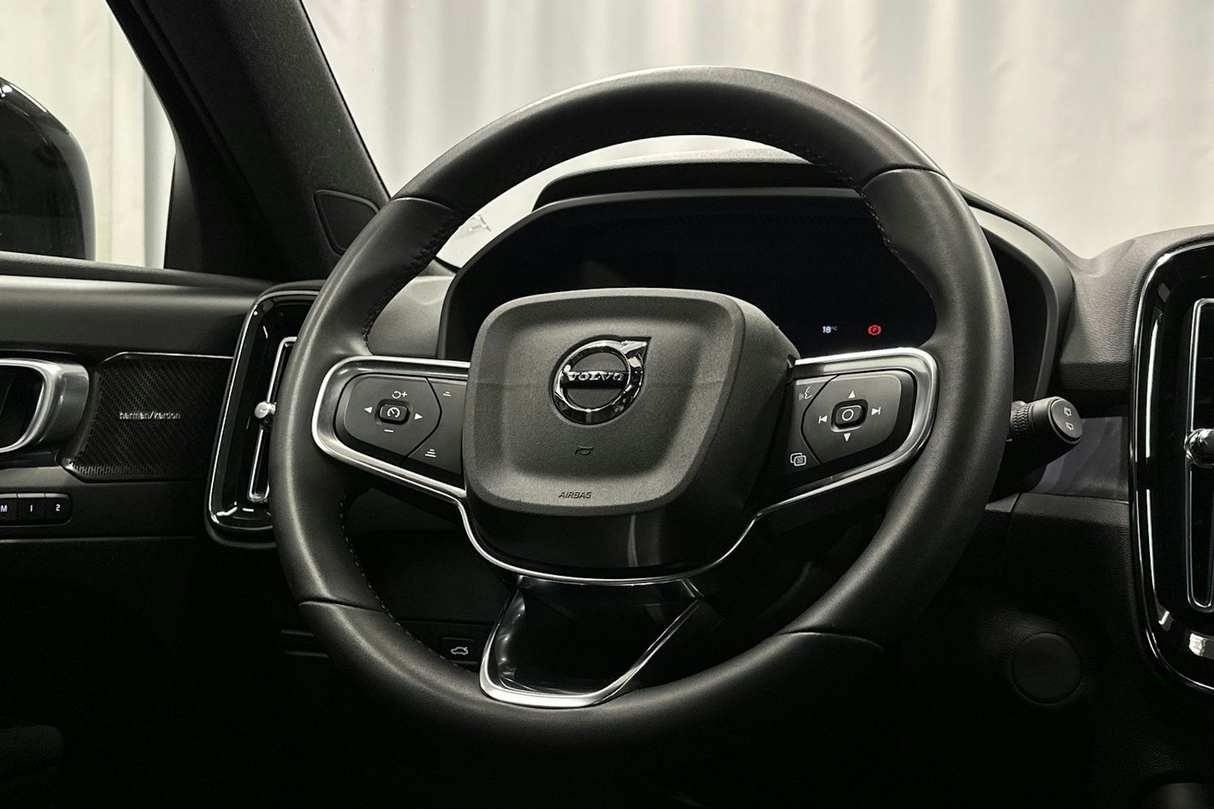musta Volvo XC40 2023 kuva 16.