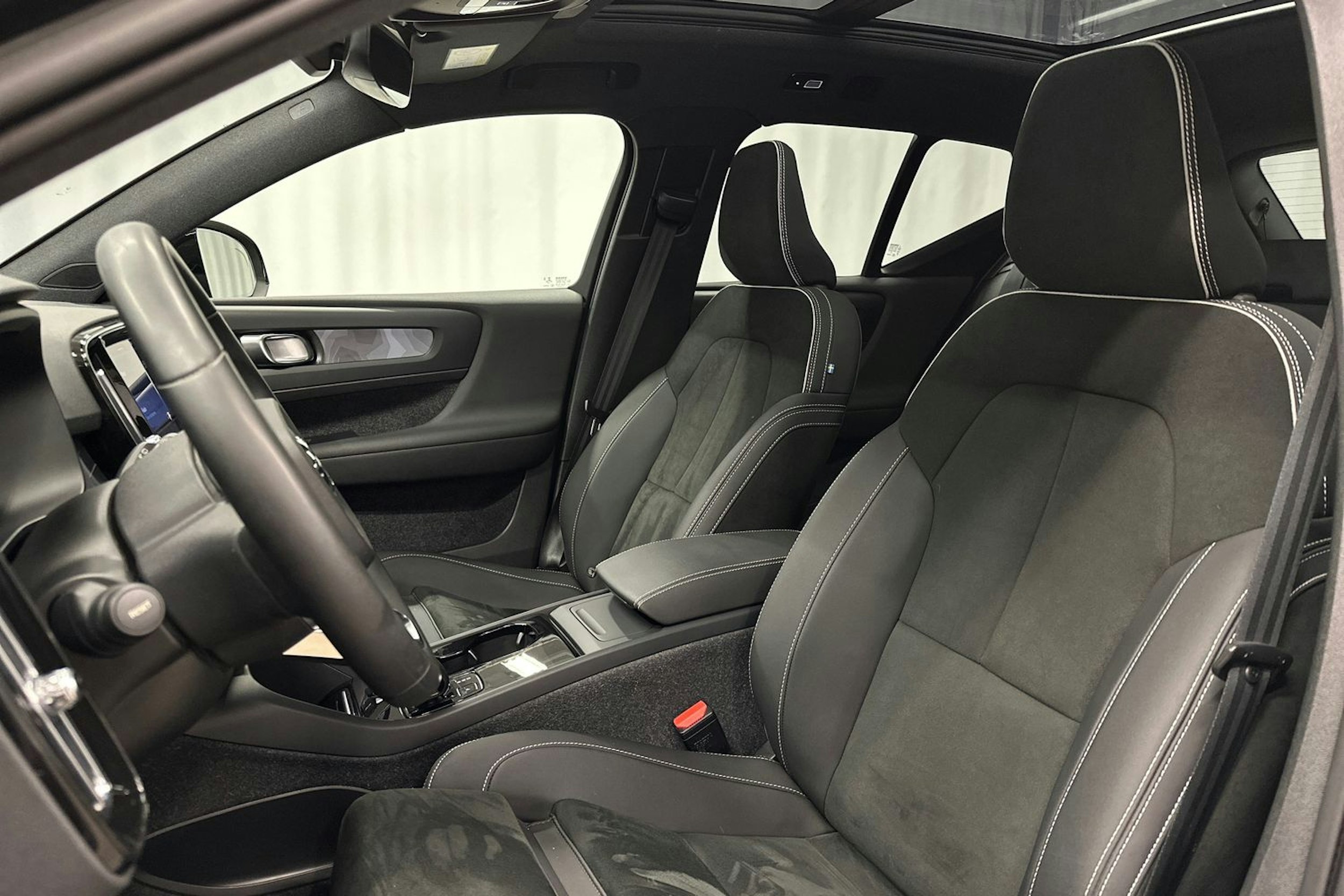 musta Volvo XC40 2023 kuva 17.
