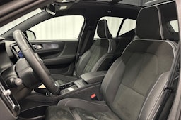 musta Volvo XC40 2023 kuva 17.