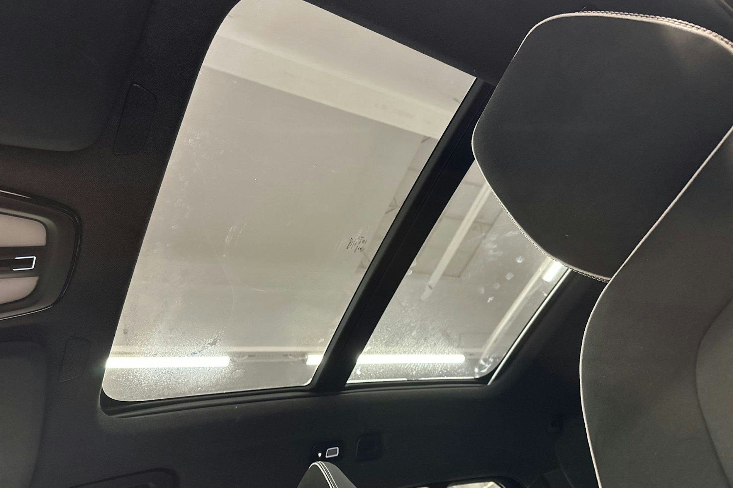 musta Volvo XC40 2023 kuva 18.