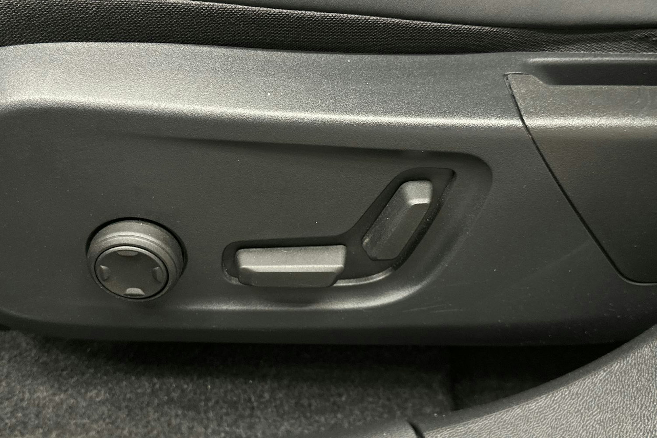 musta Volvo XC40 2023 kuva 19.