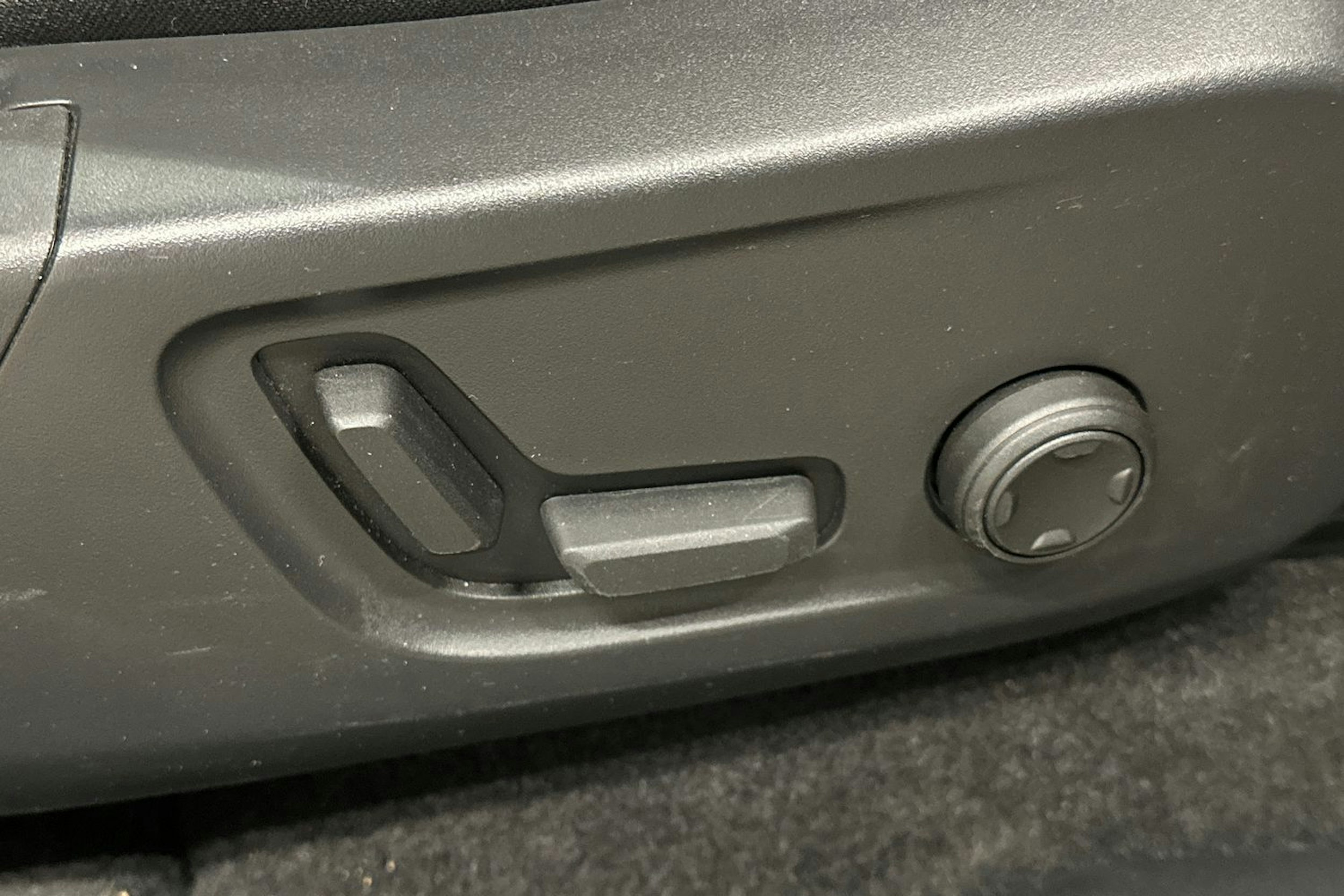 musta Volvo XC40 2023 kuva 20.