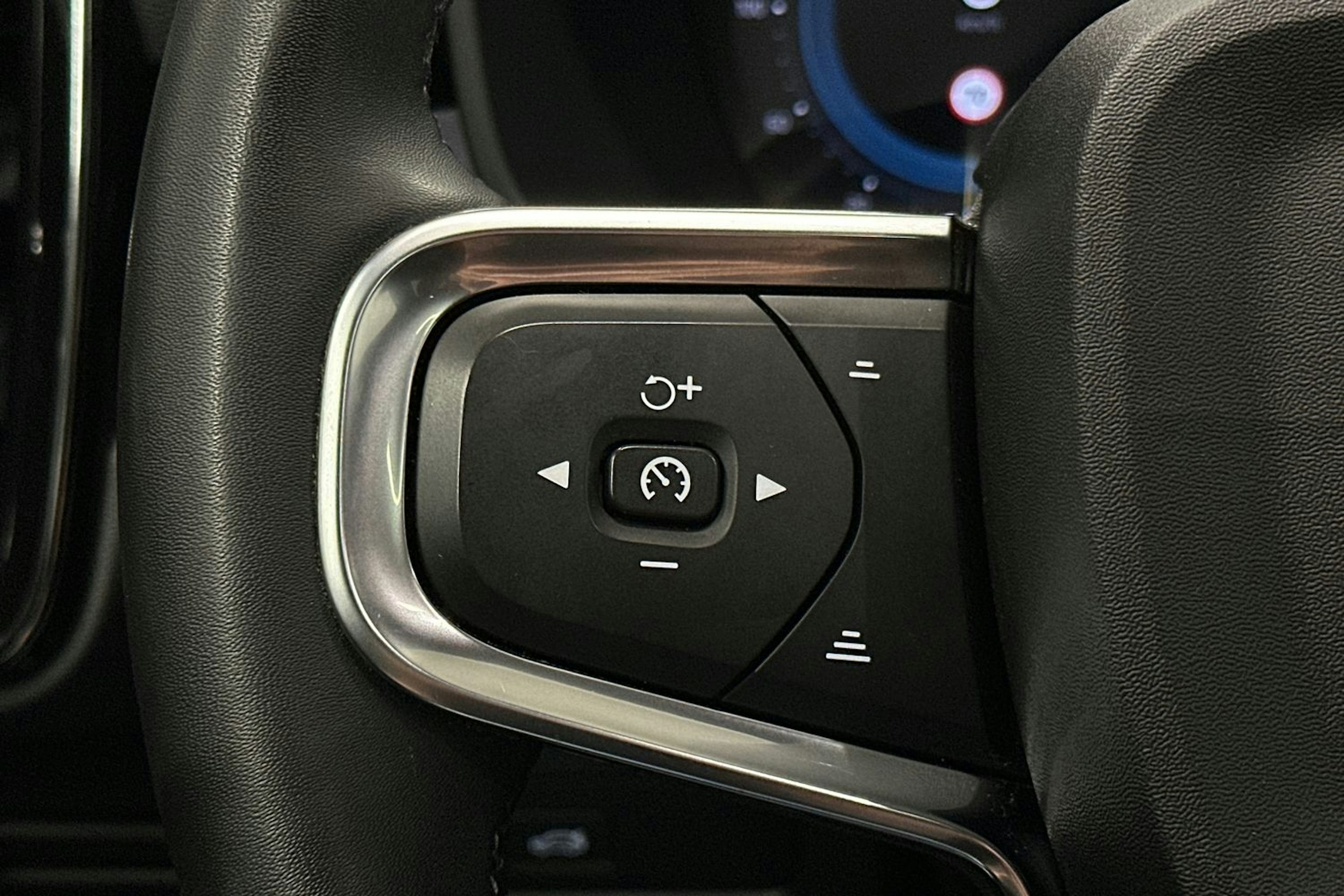 musta Volvo XC40 2023 kuva 22.