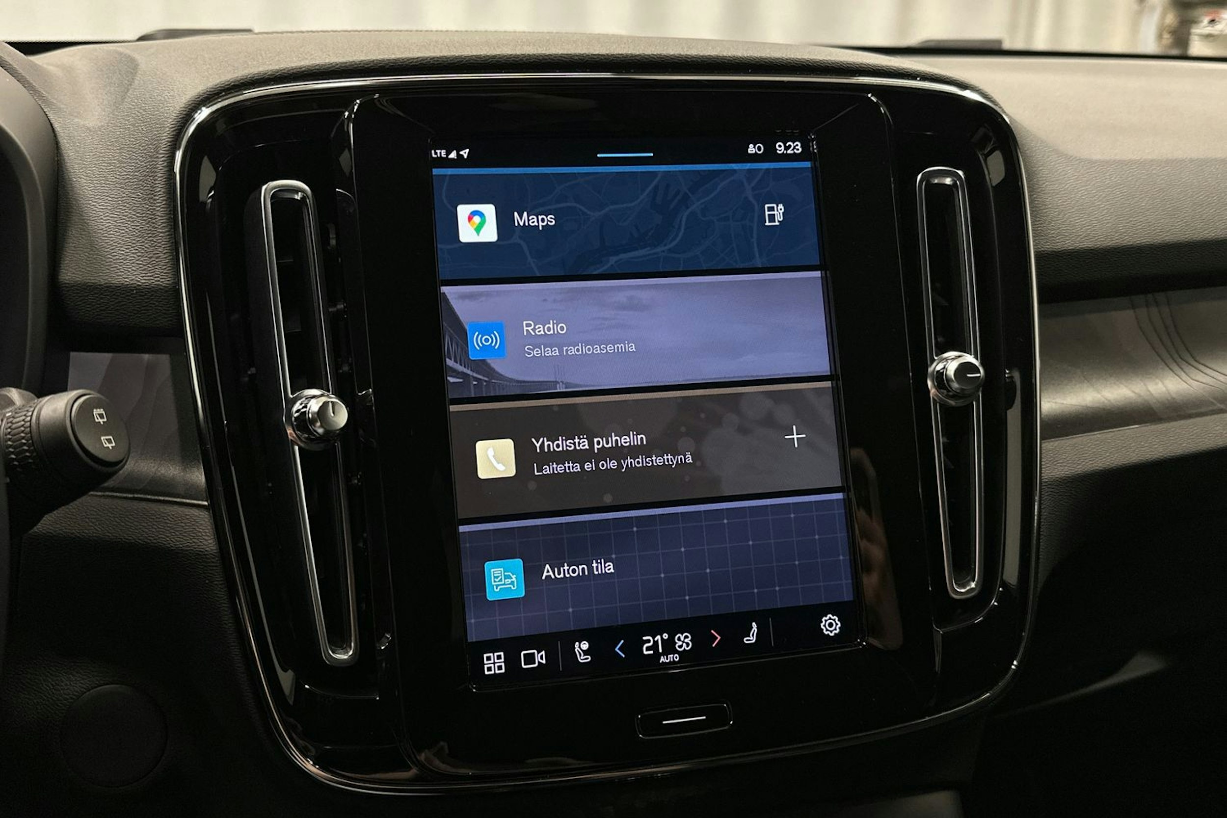 musta Volvo XC40 2023 kuva 24.