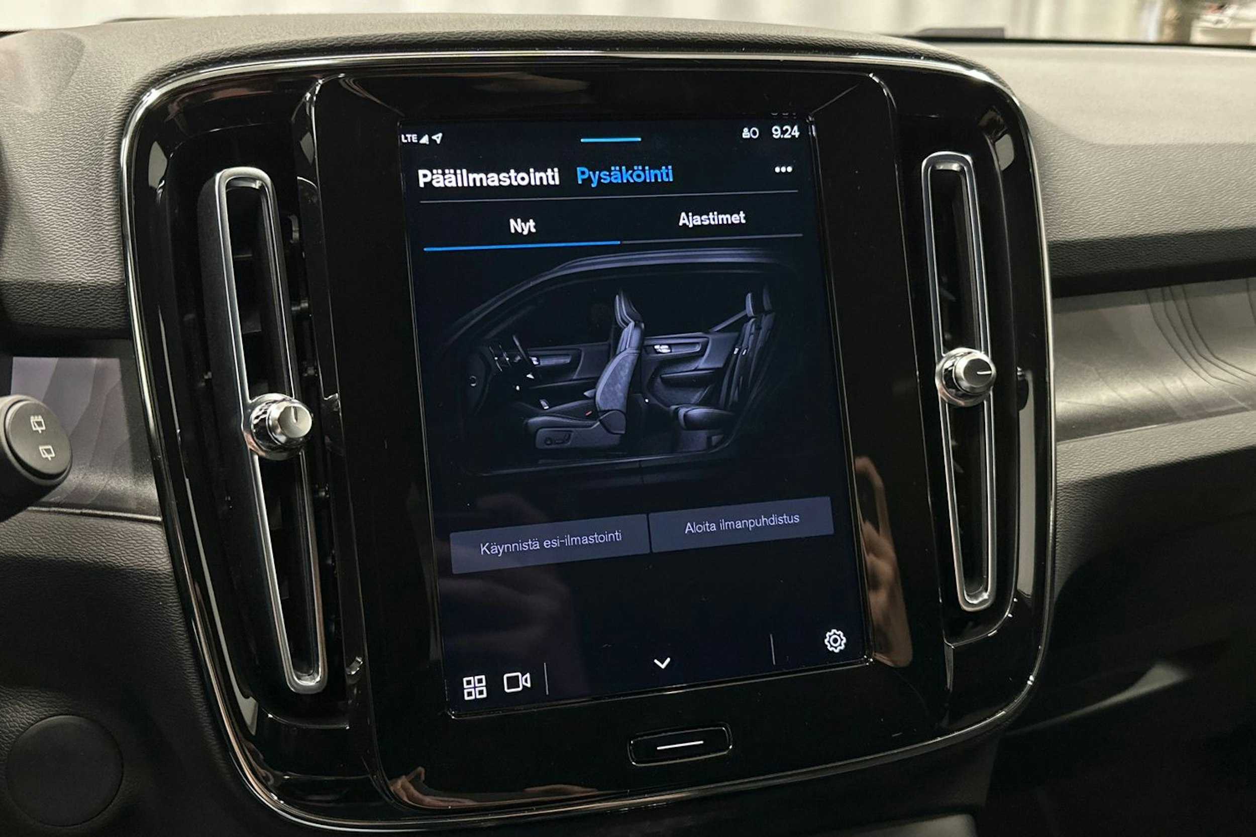 musta Volvo XC40 2023 kuva 28.