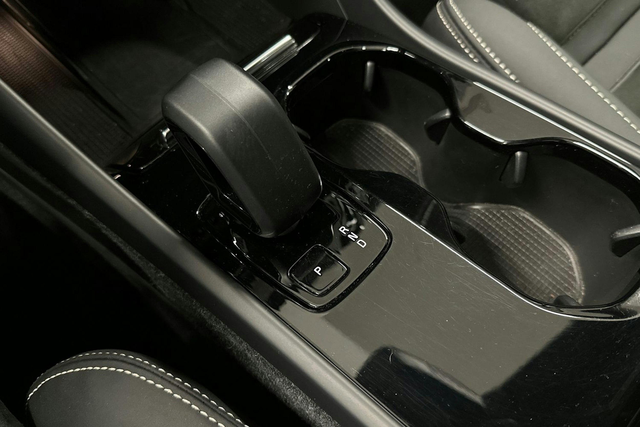 musta Volvo XC40 2023 kuva 30.