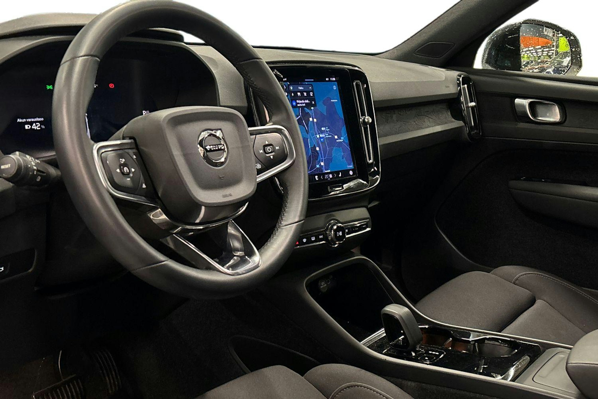 valkoinen Volvo XC40 2023 kuva 3.