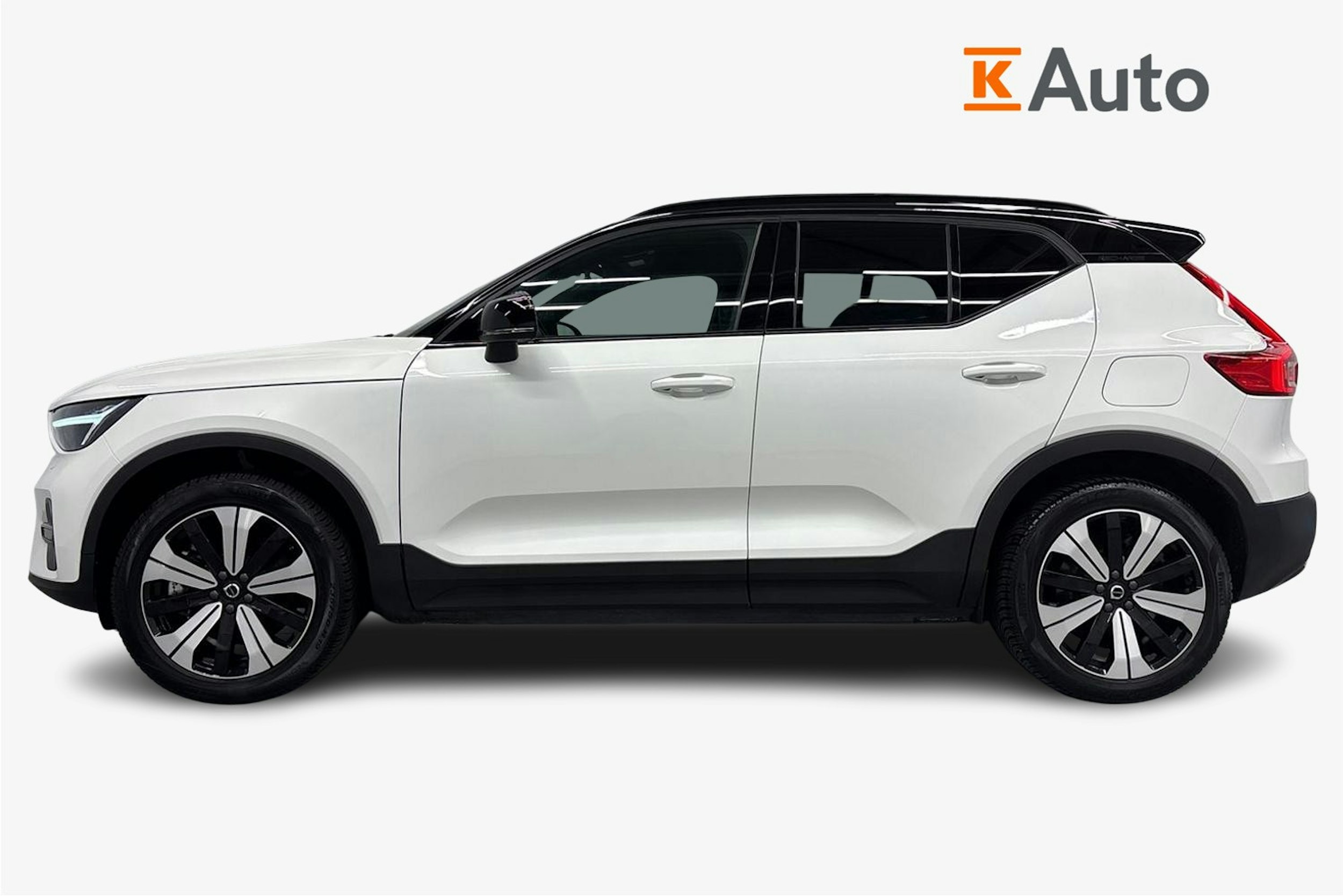 valkoinen Volvo XC40 2023 kuva 6.