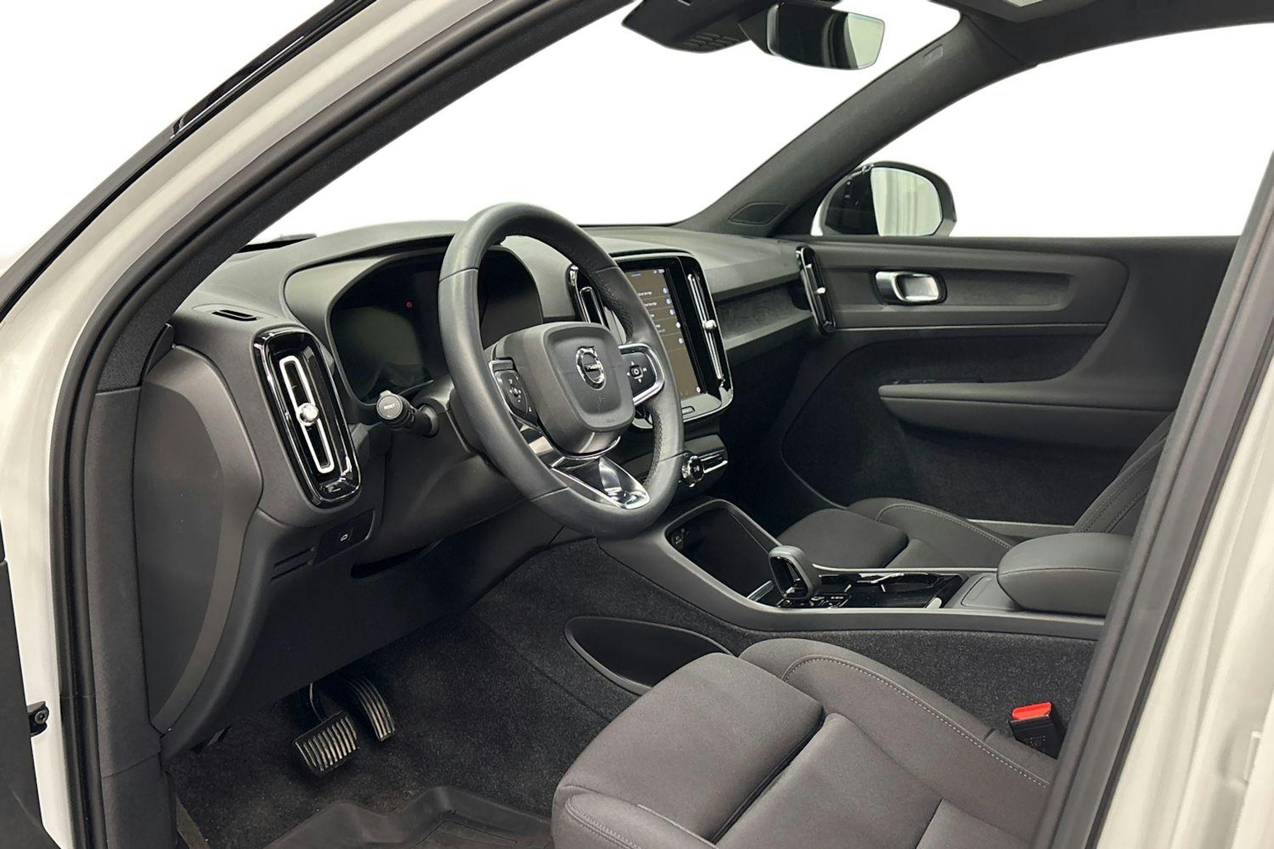 valkoinen Volvo XC40 2023 kuva 7.
