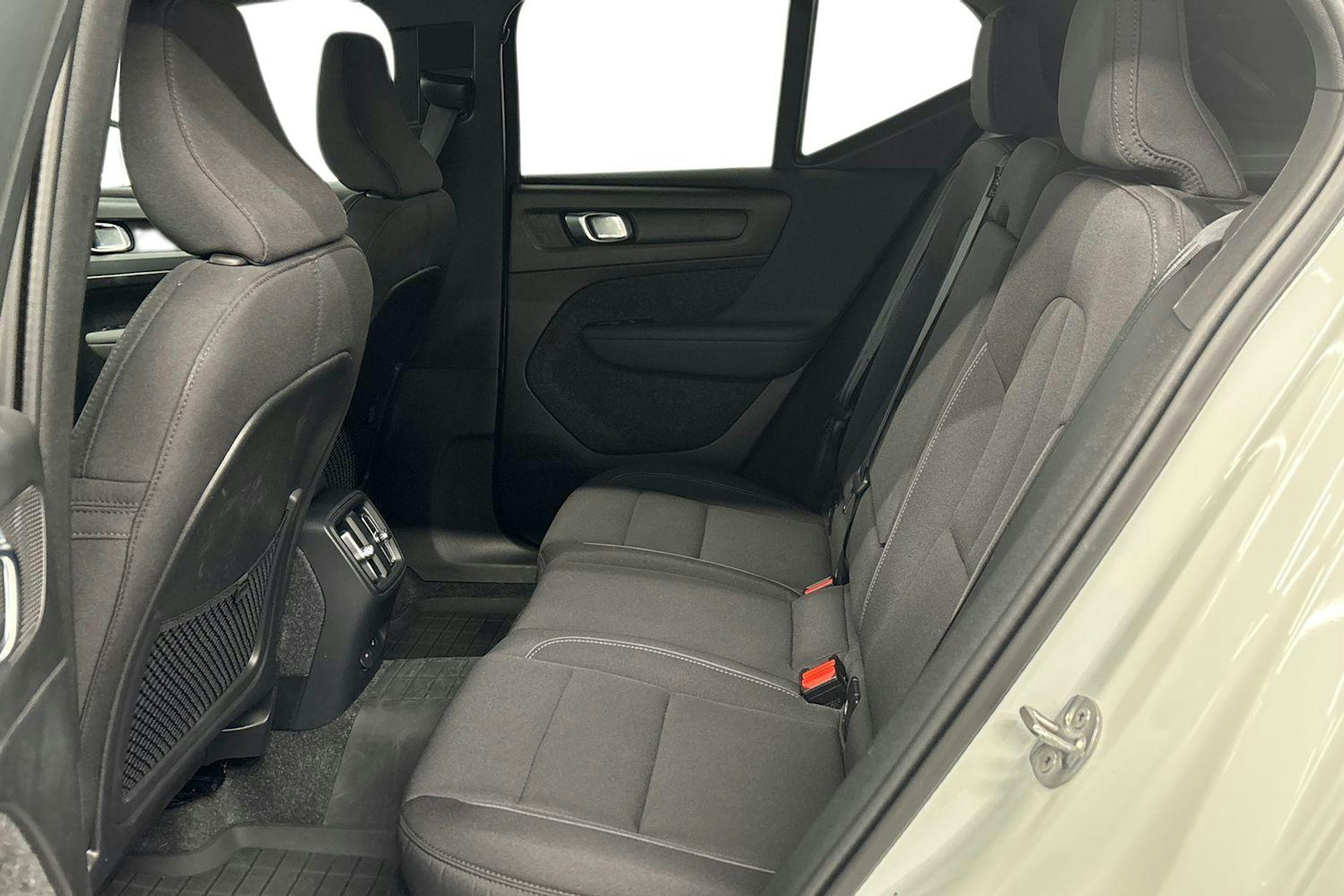 valkoinen Volvo XC40 2023 kuva 10.
