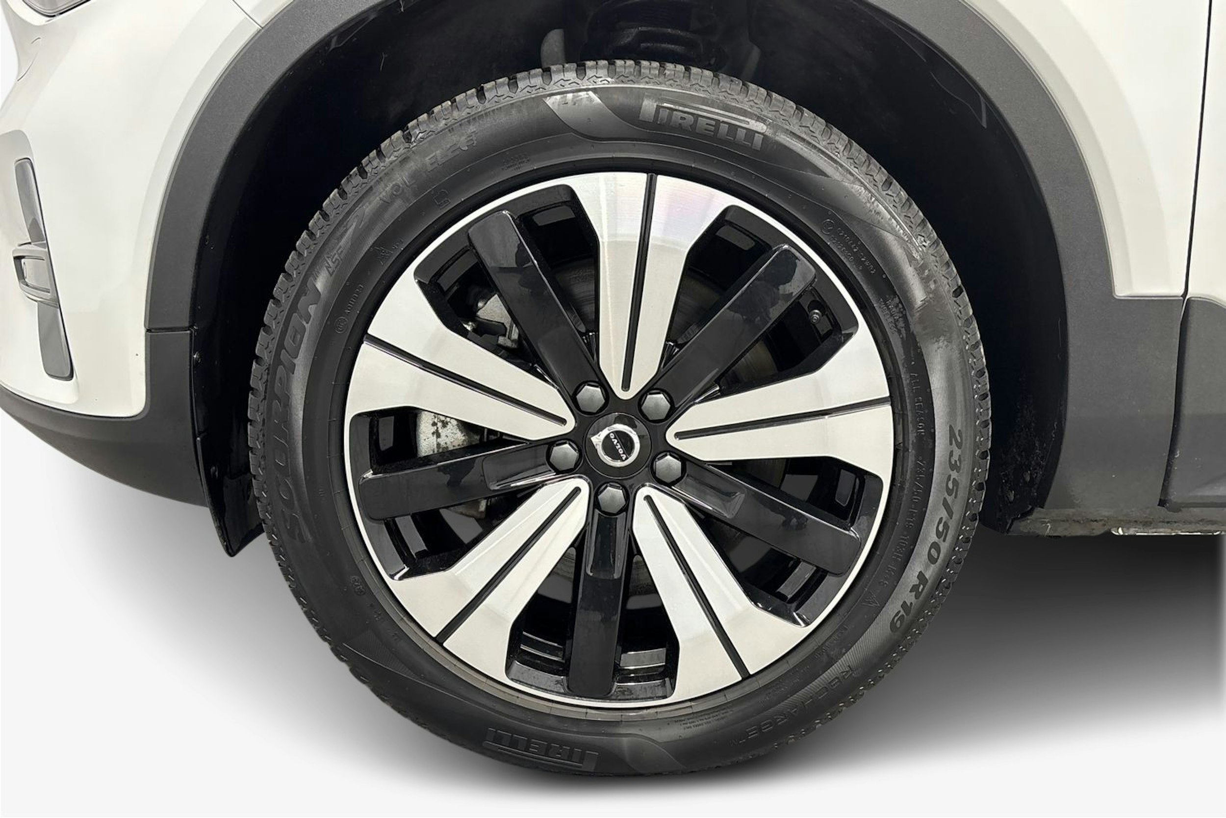 valkoinen Volvo XC40 2023 kuva 11.
