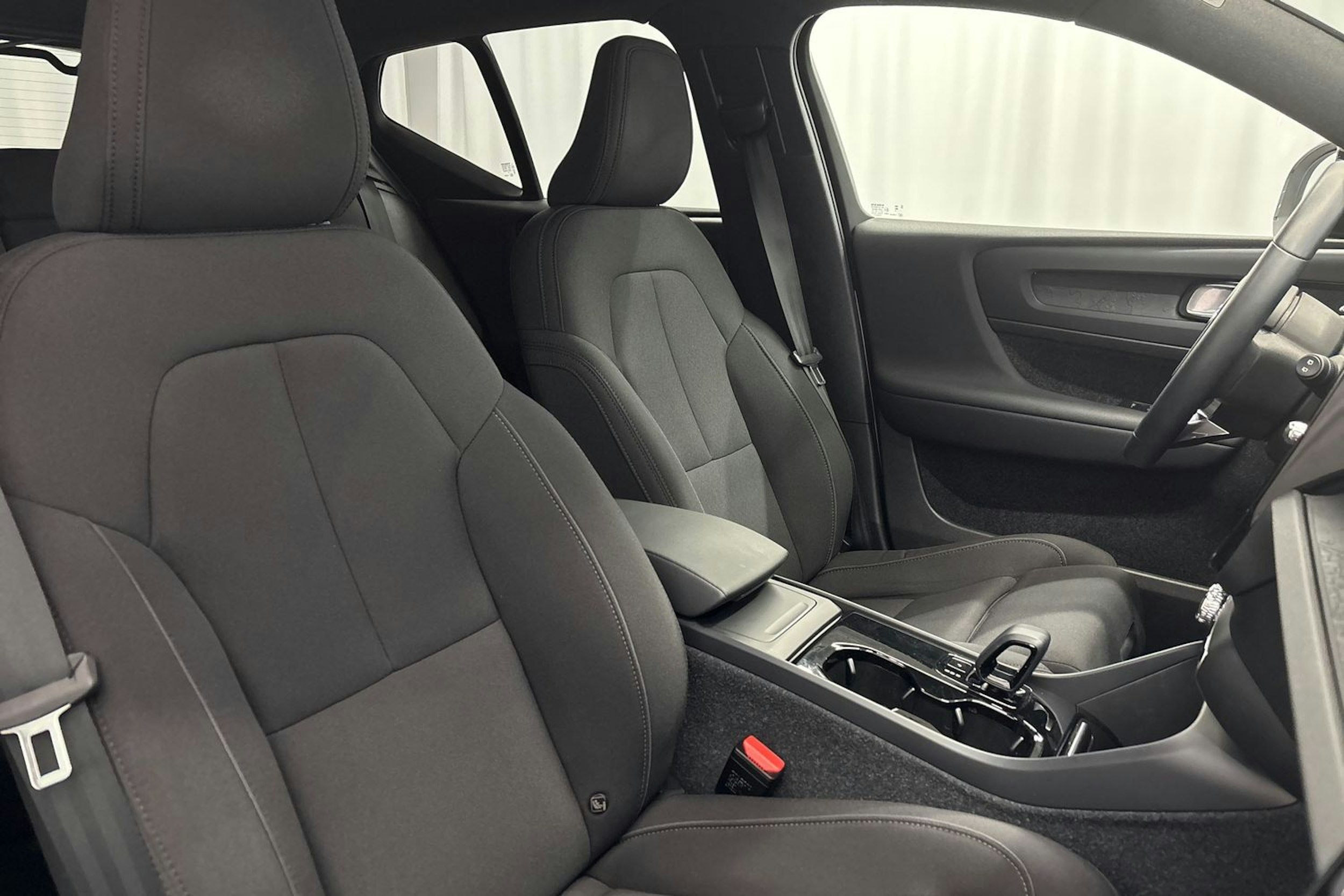 valkoinen Volvo XC40 2023 kuva 13.
