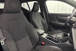 valkoinen Volvo XC40 2023 kuva 13.