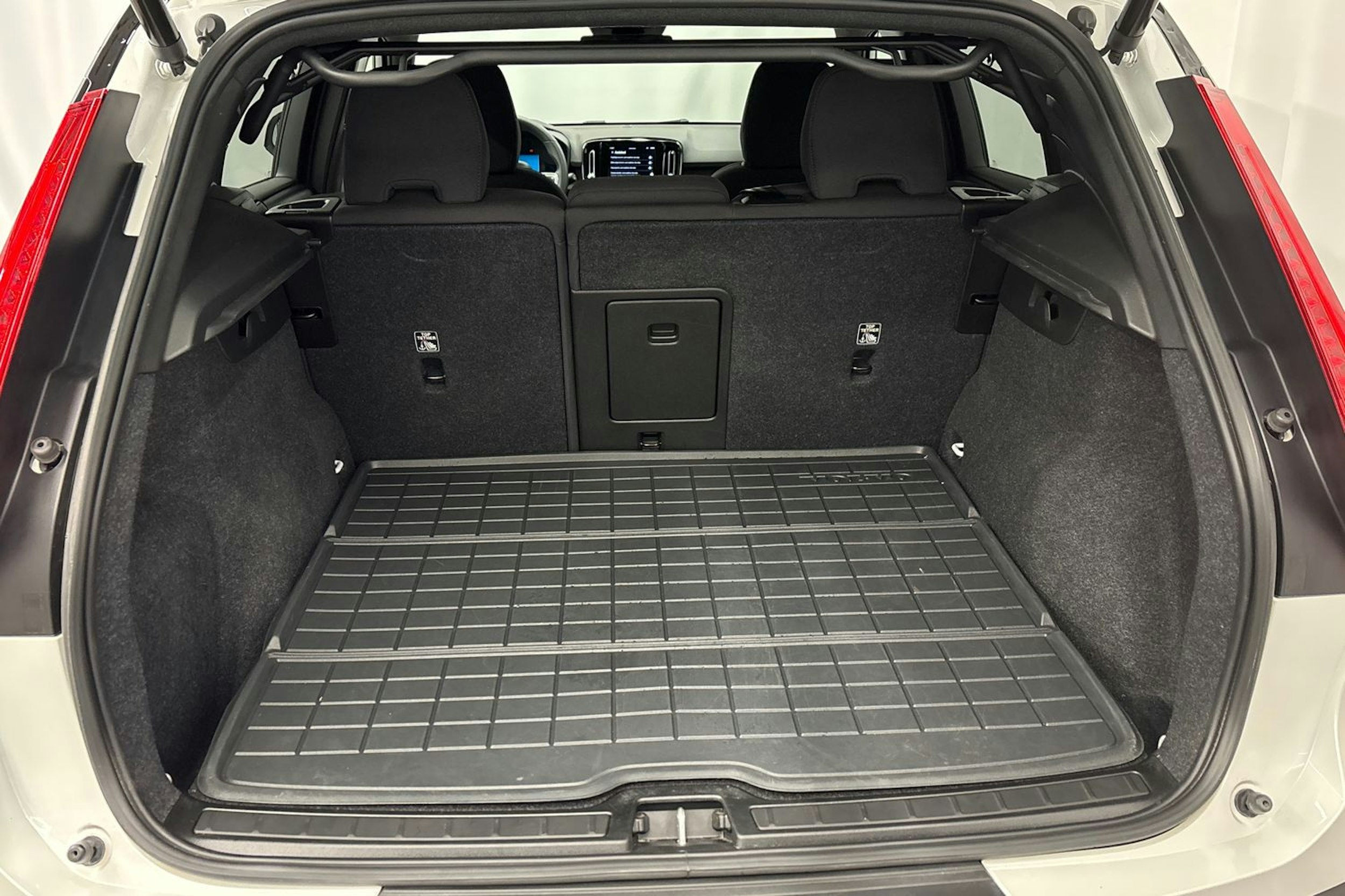 valkoinen Volvo XC40 2023 kuva 14.
