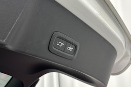 valkoinen Volvo XC40 2023 kuva 15.