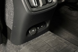 valkoinen Volvo XC40 2023 kuva 16.