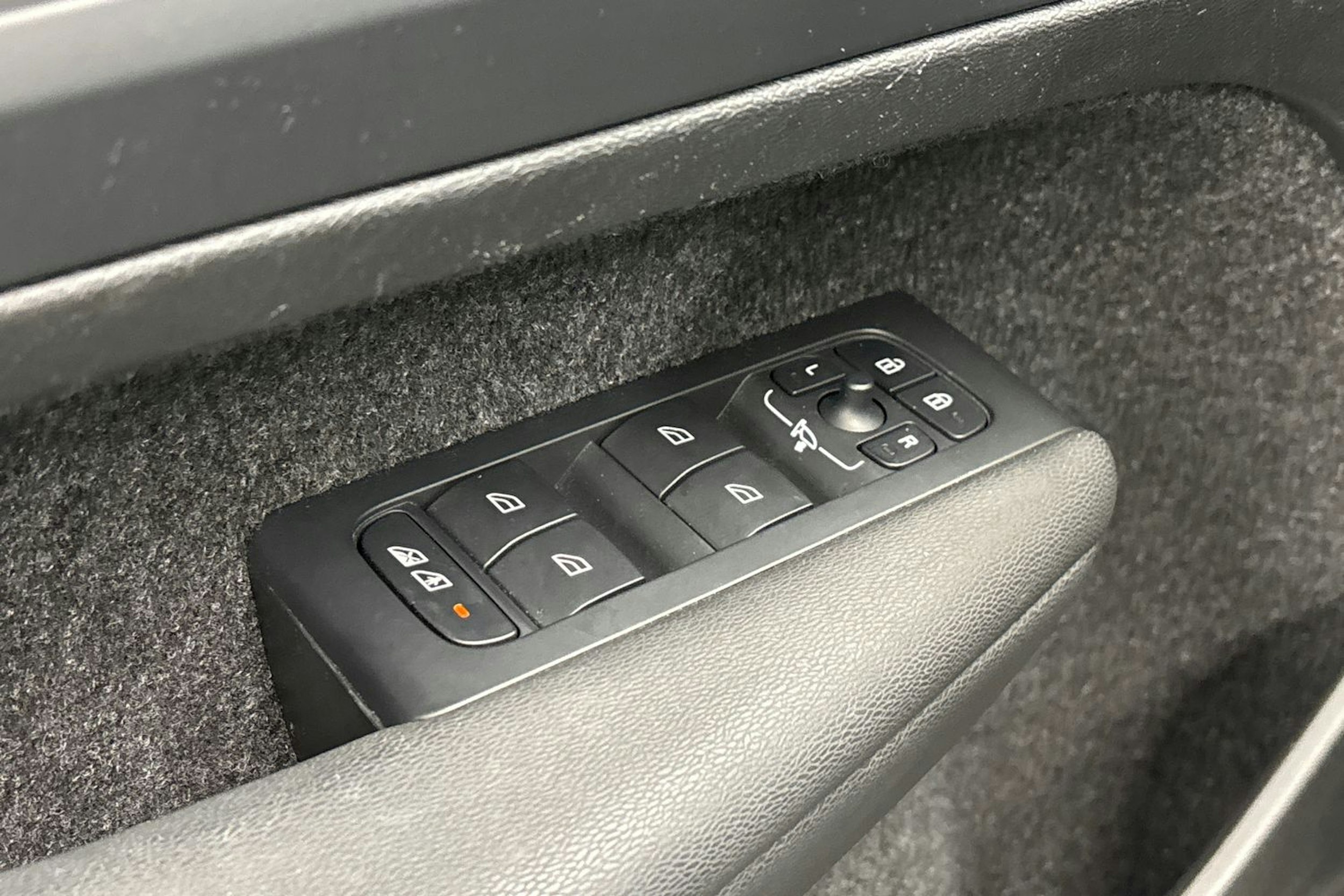 valkoinen Volvo XC40 2023 kuva 17.