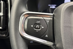 valkoinen Volvo XC40 2023 kuva 18.