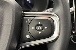 valkoinen Volvo XC40 2023 kuva 19.
