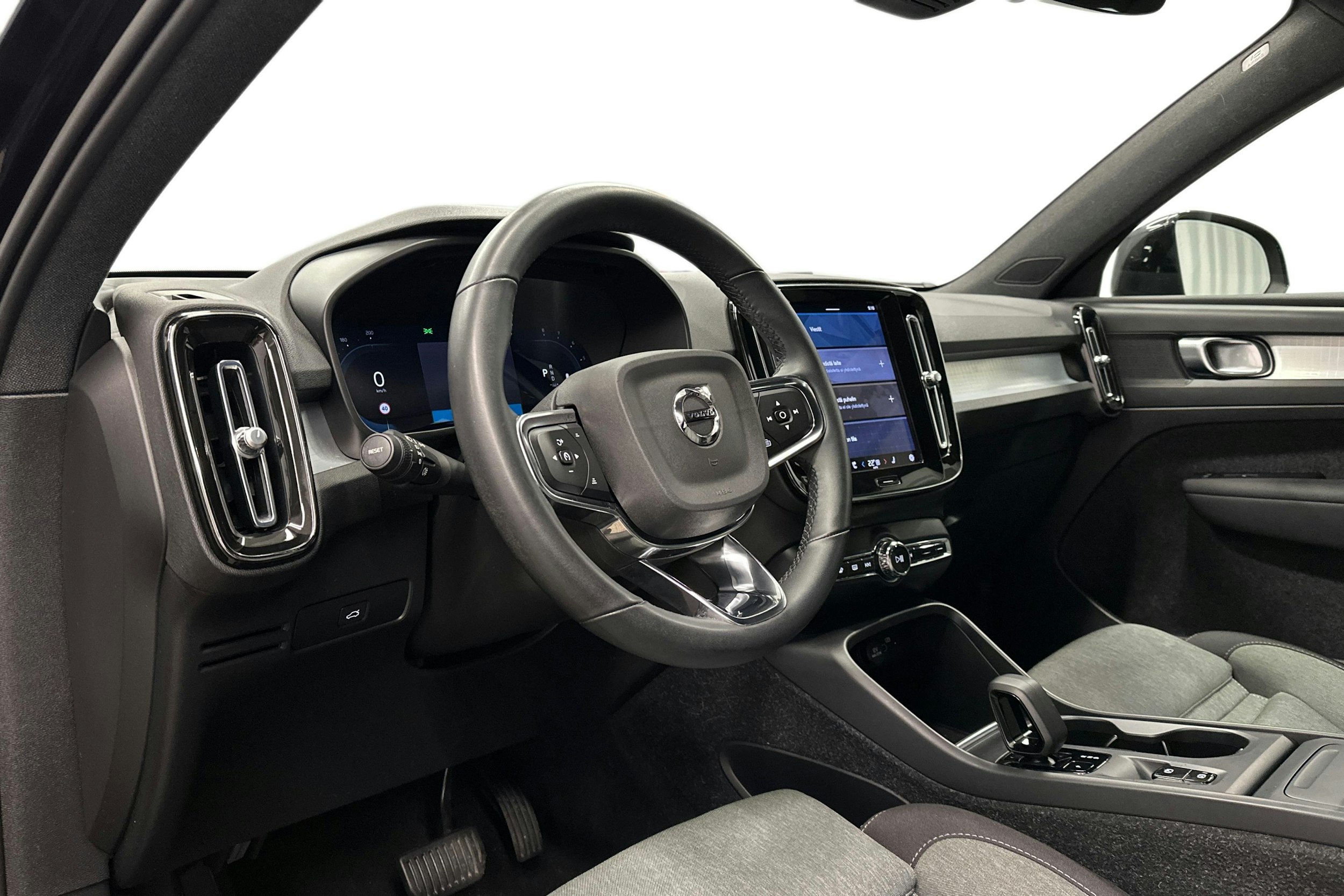 musta Volvo XC40 2023 kuva 10.