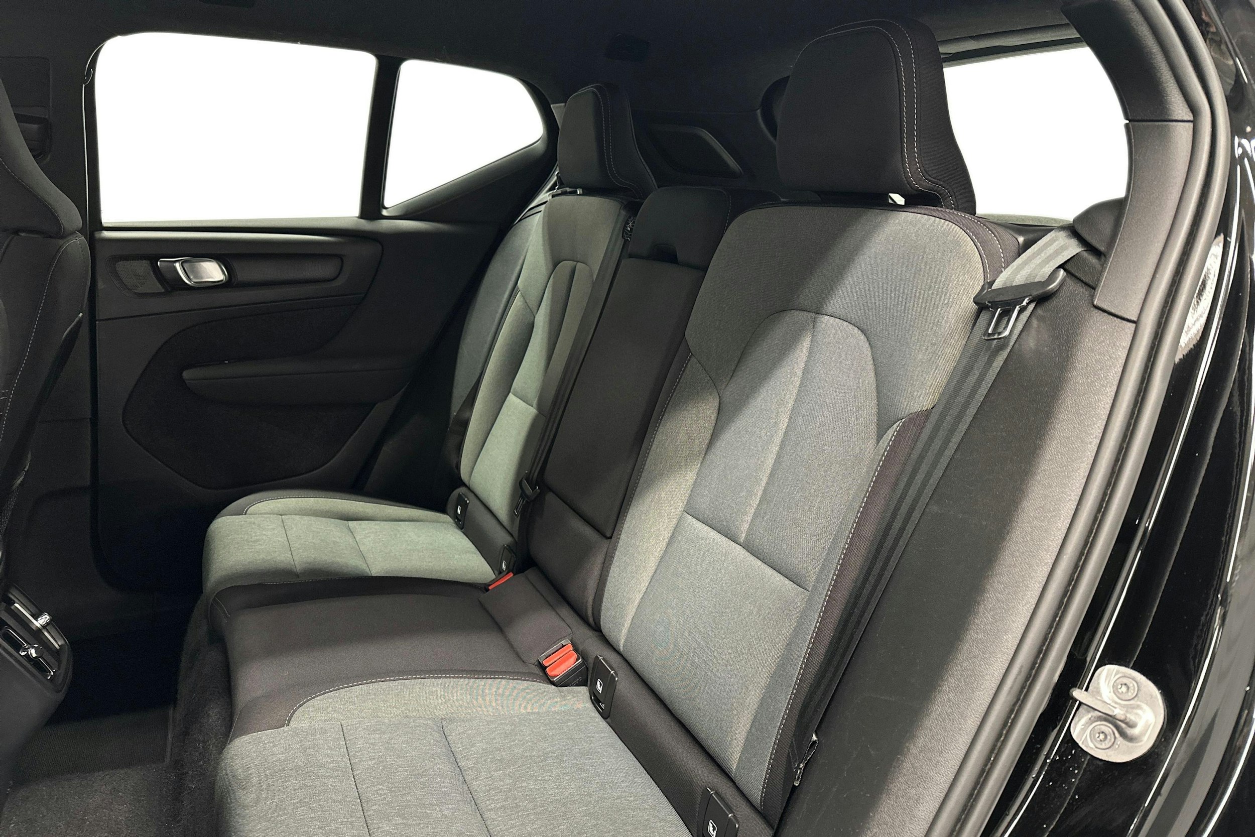 musta Volvo XC40 2023 kuva 13.