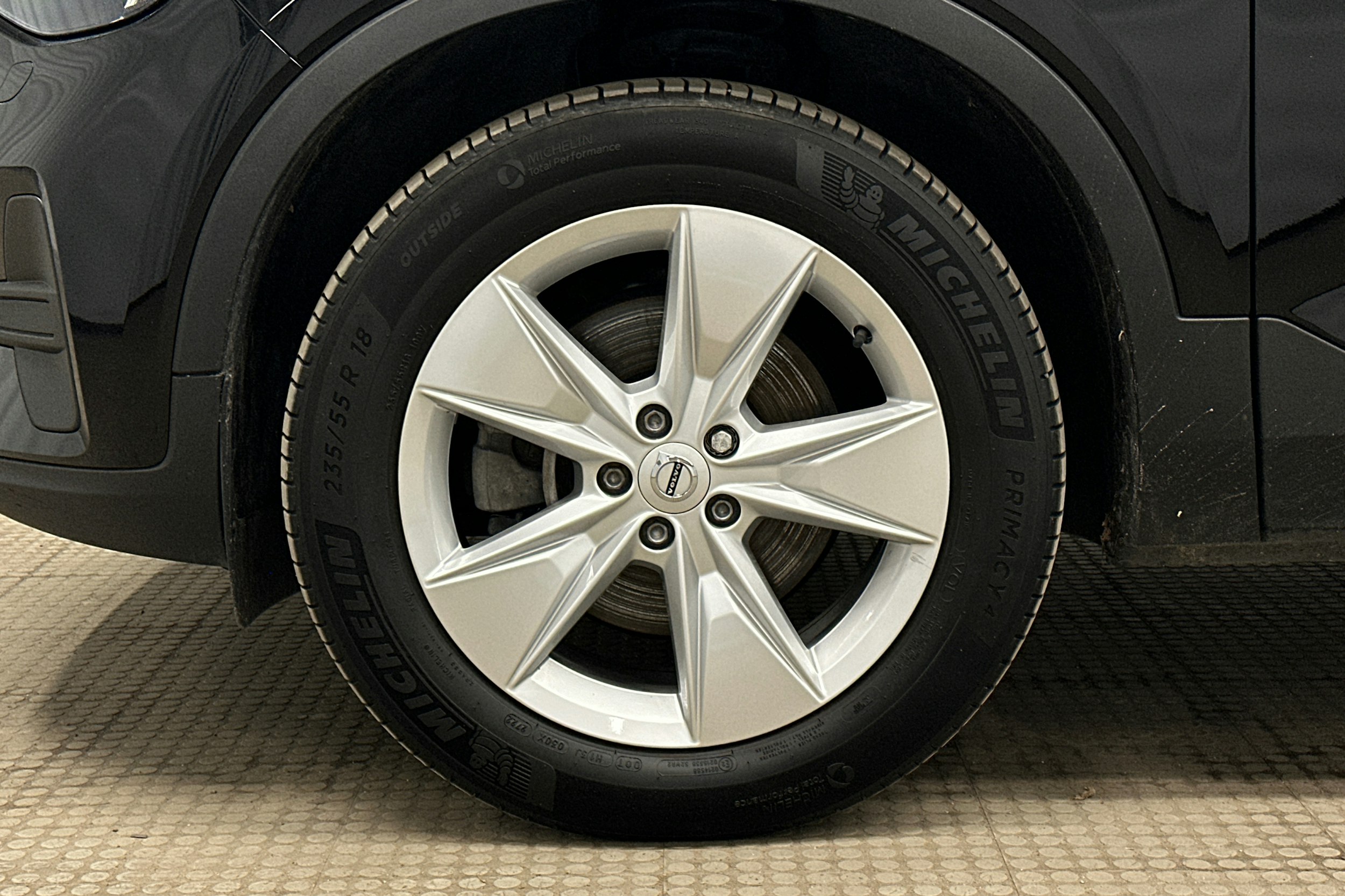 musta Volvo XC40 2023 kuva 14.