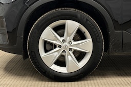 musta Volvo XC40 2023 kuva 14.