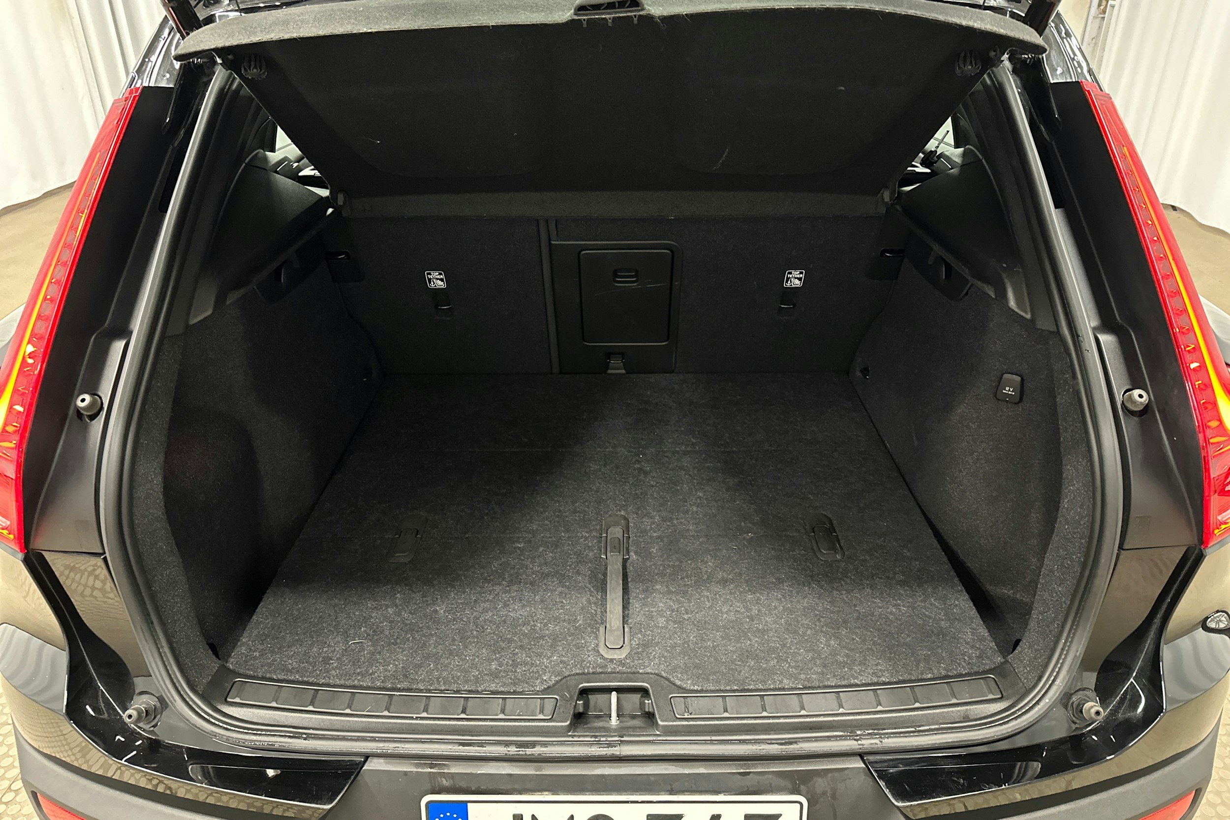 musta Volvo XC40 2023 kuva 17.