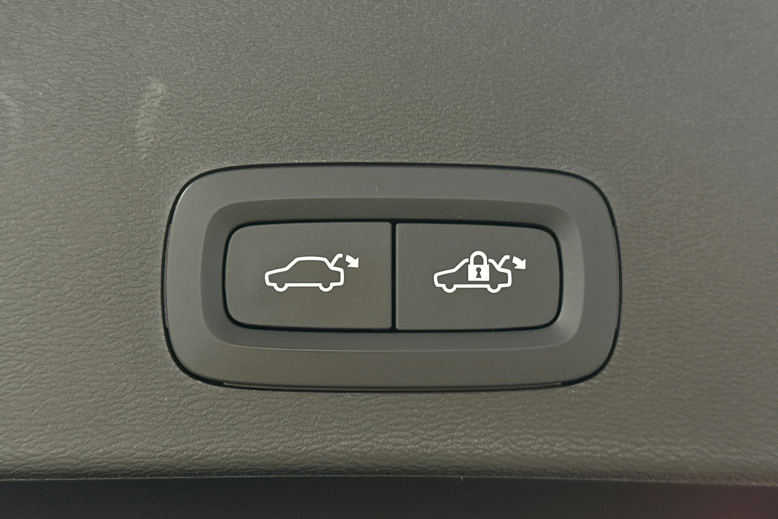 musta Volvo XC40 2023 kuva 18.