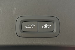 musta Volvo XC40 2023 kuva 18.