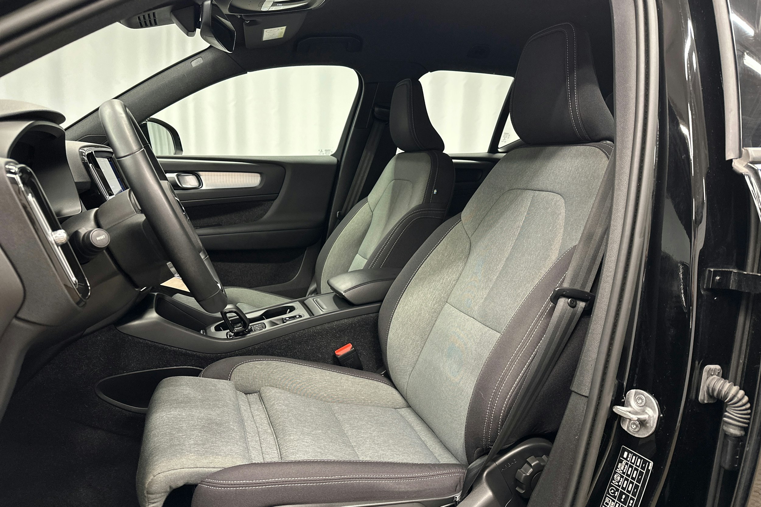 musta Volvo XC40 2023 kuva 19.