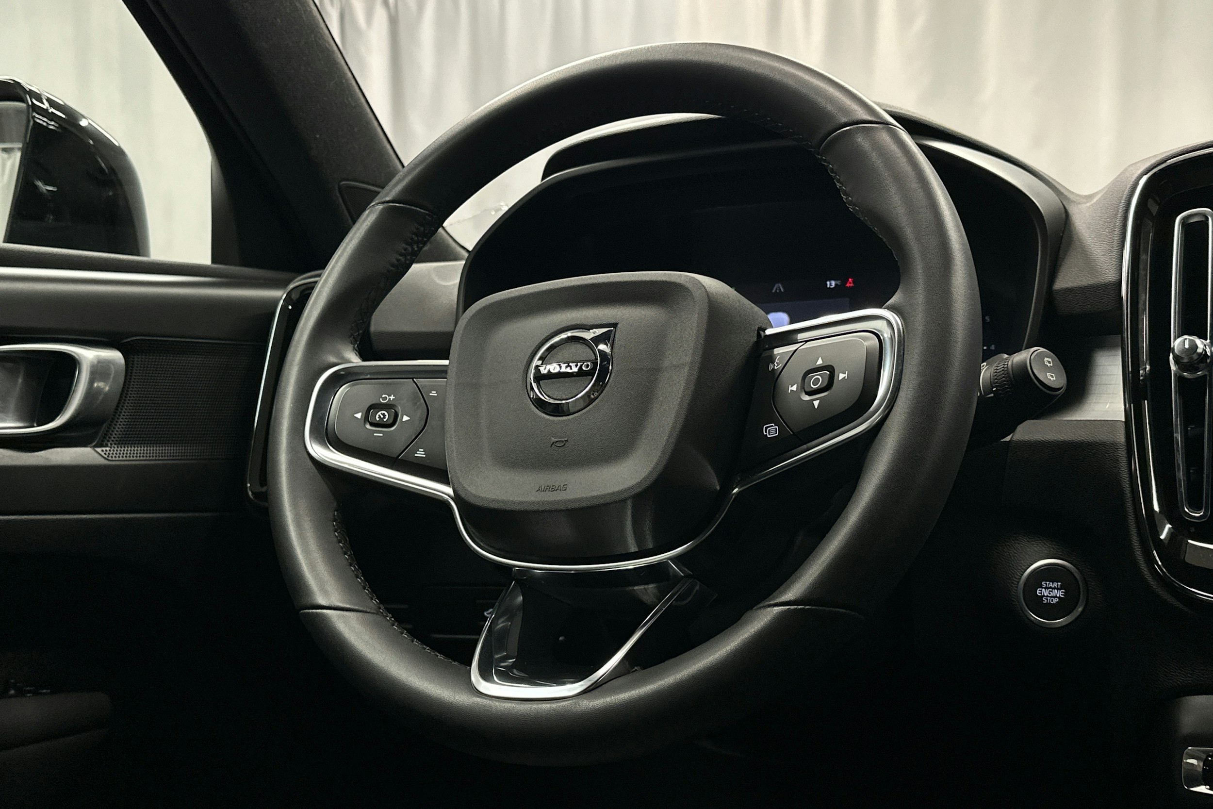 musta Volvo XC40 2023 kuva 20.