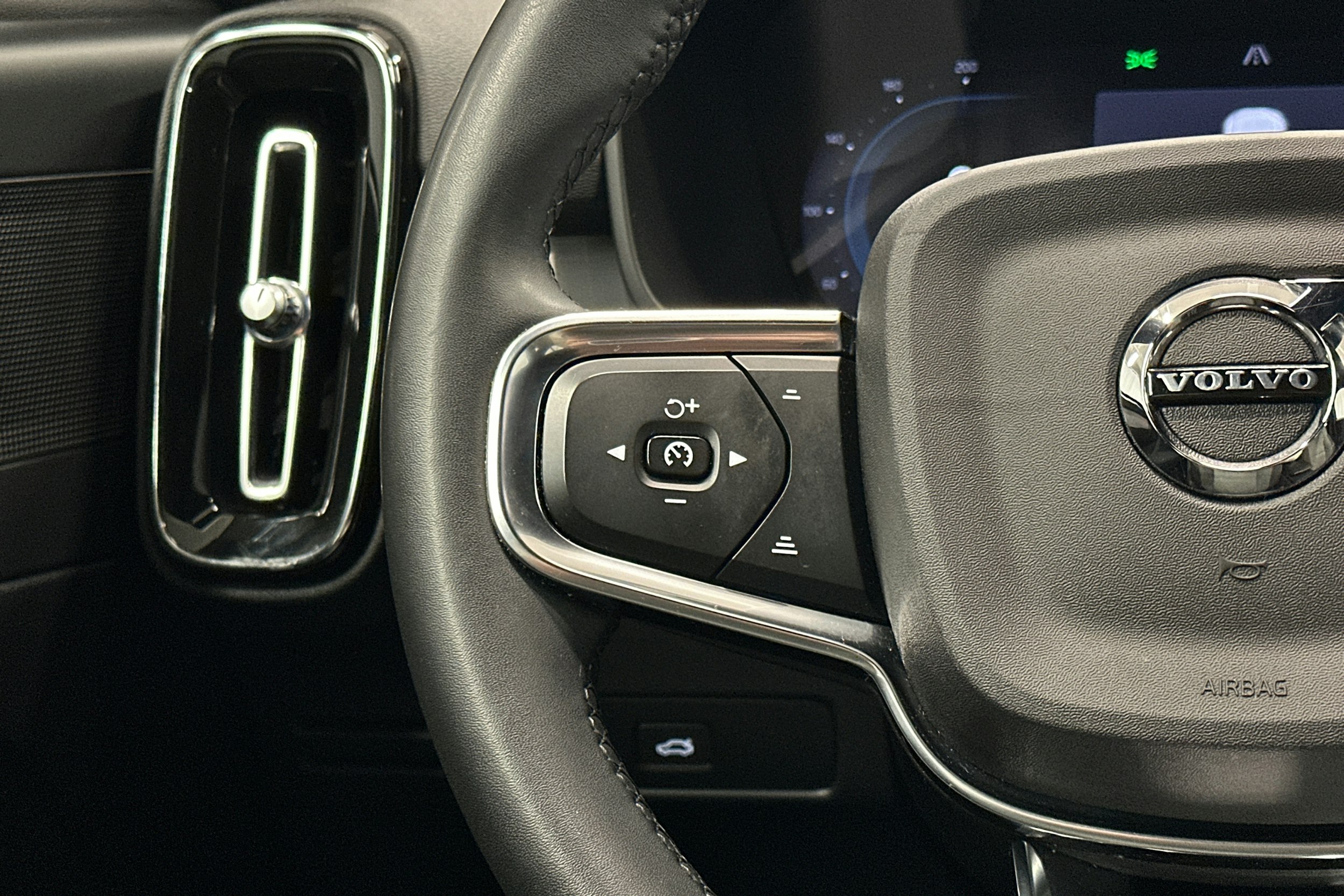 musta Volvo XC40 2023 kuva 21.