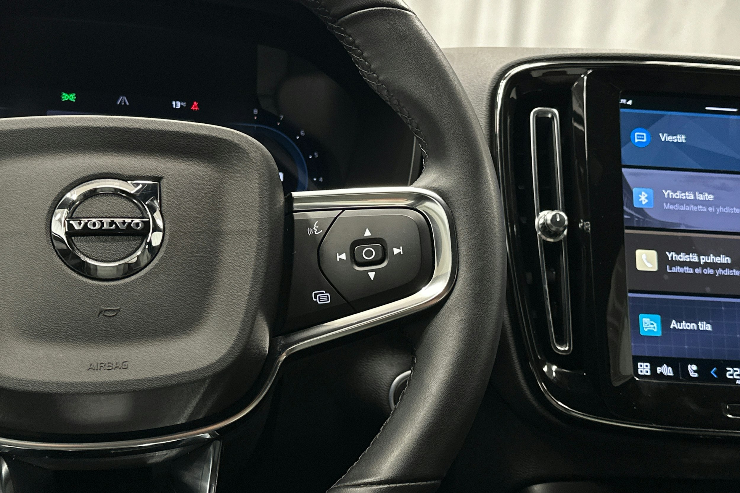 musta Volvo XC40 2023 kuva 22.