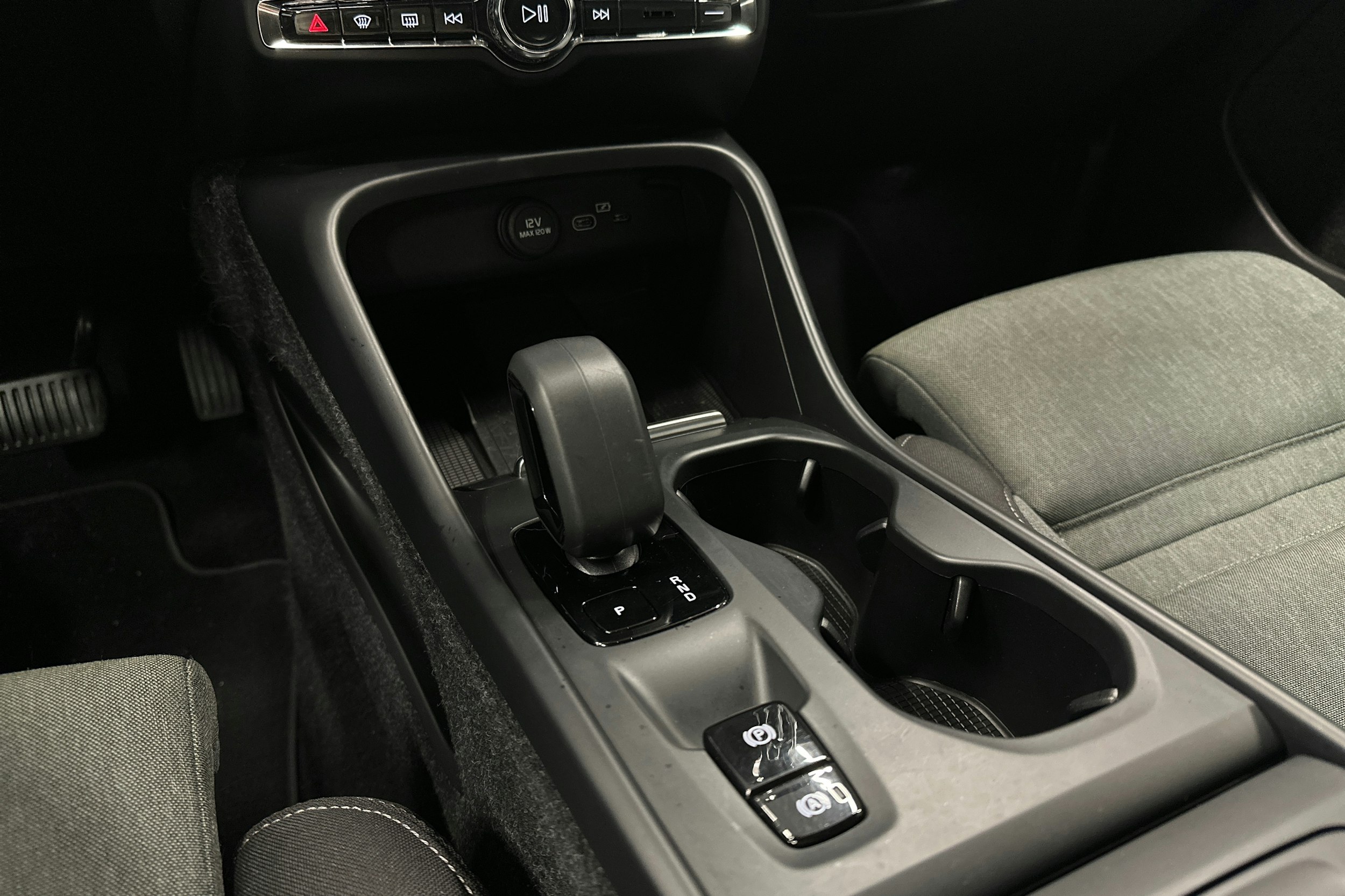 musta Volvo XC40 2023 kuva 24.