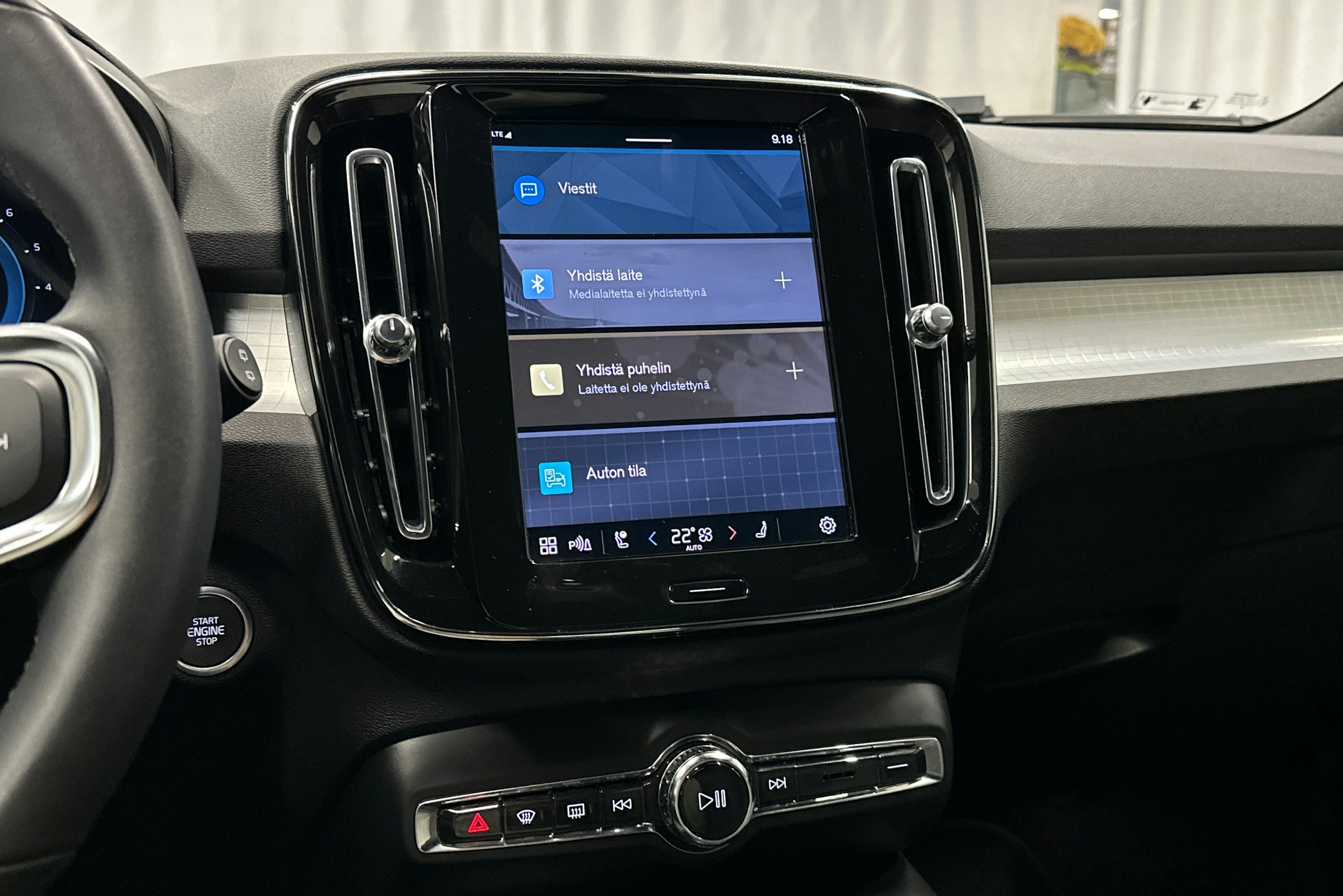 musta Volvo XC40 2023 kuva 25.