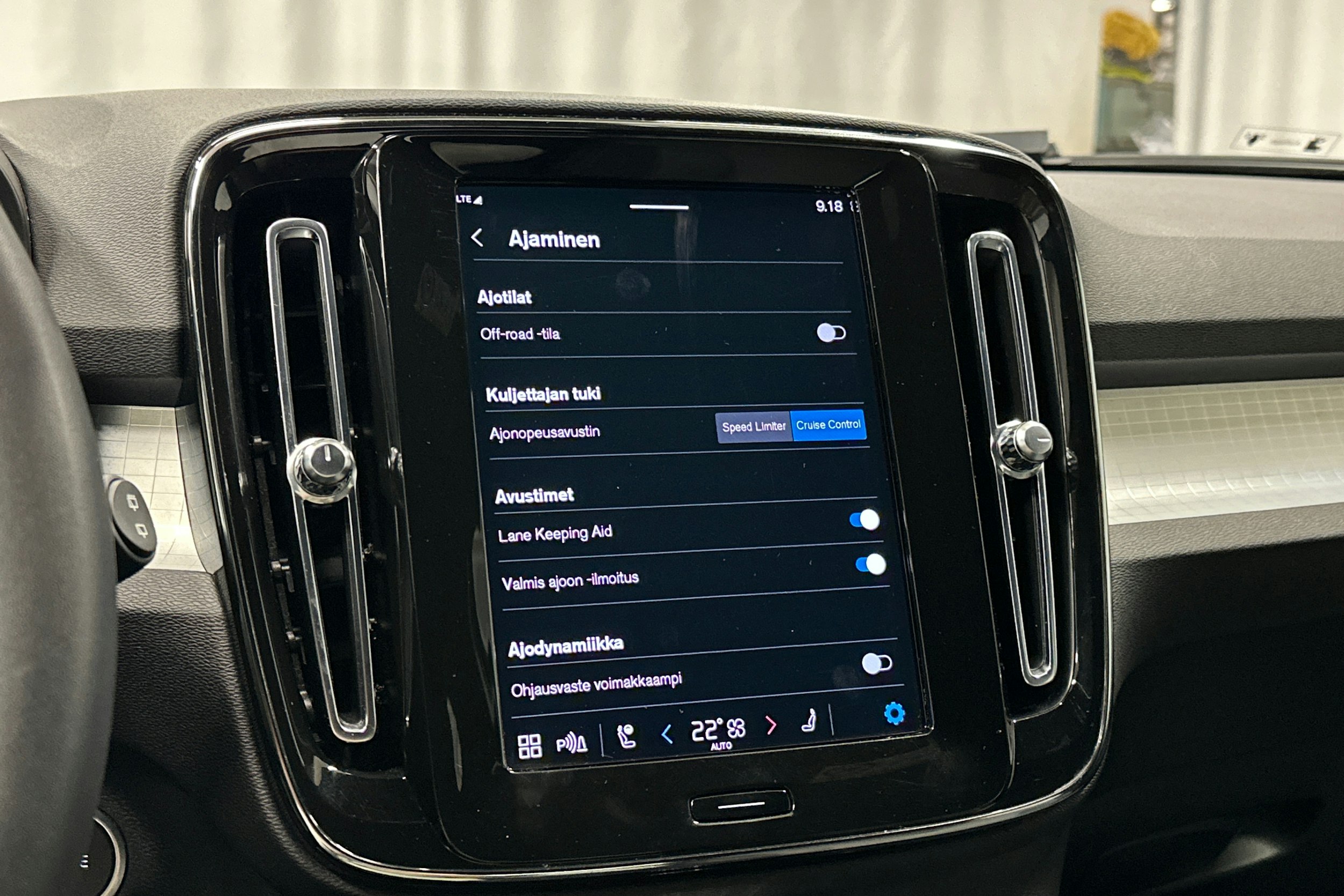 musta Volvo XC40 2023 kuva 26.