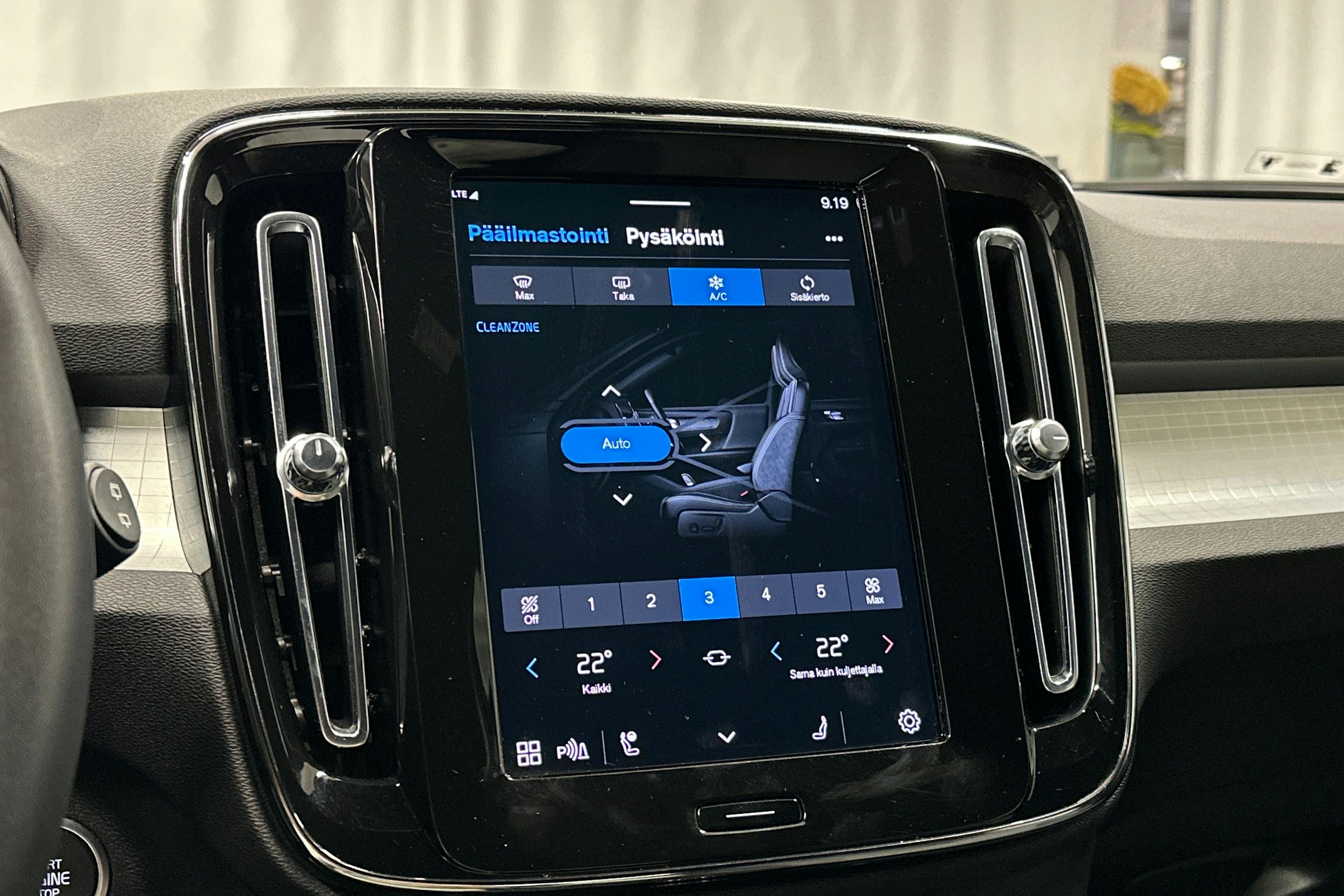 musta Volvo XC40 2023 kuva 28.