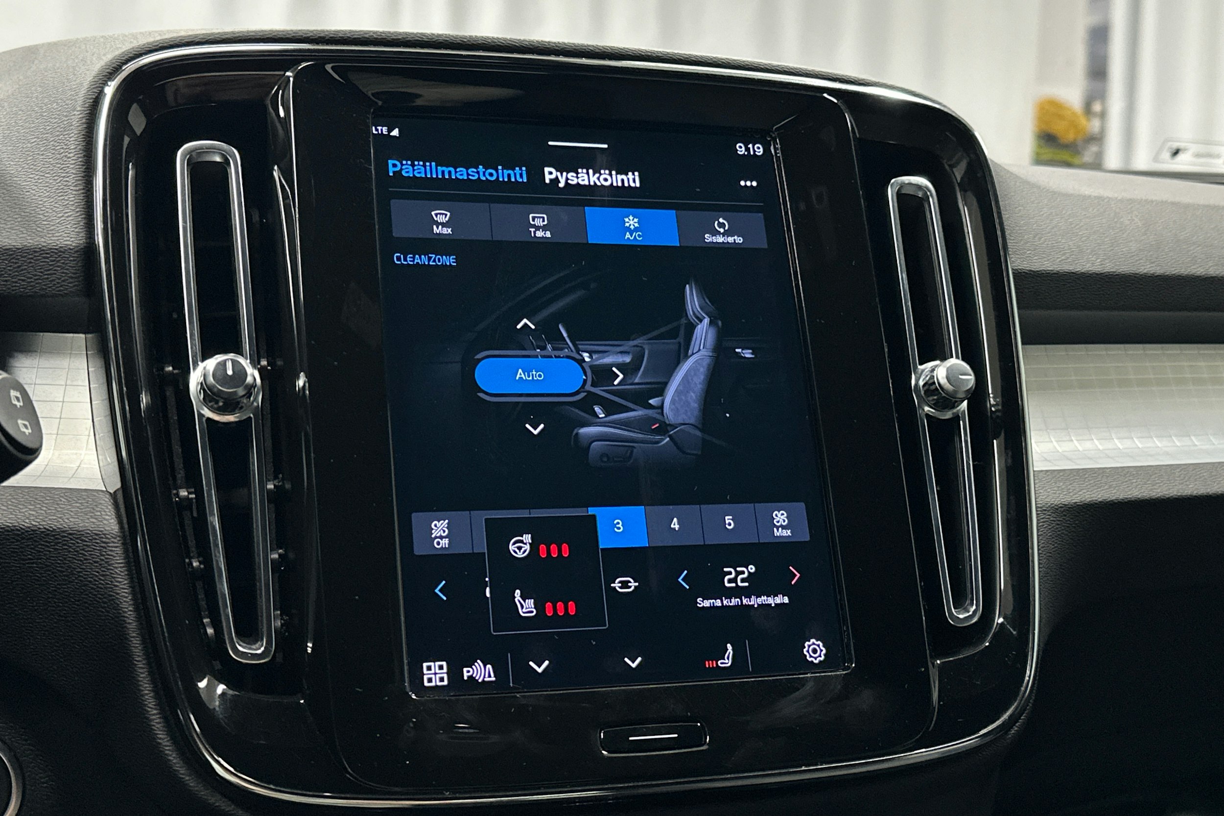 musta Volvo XC40 2023 kuva 29.