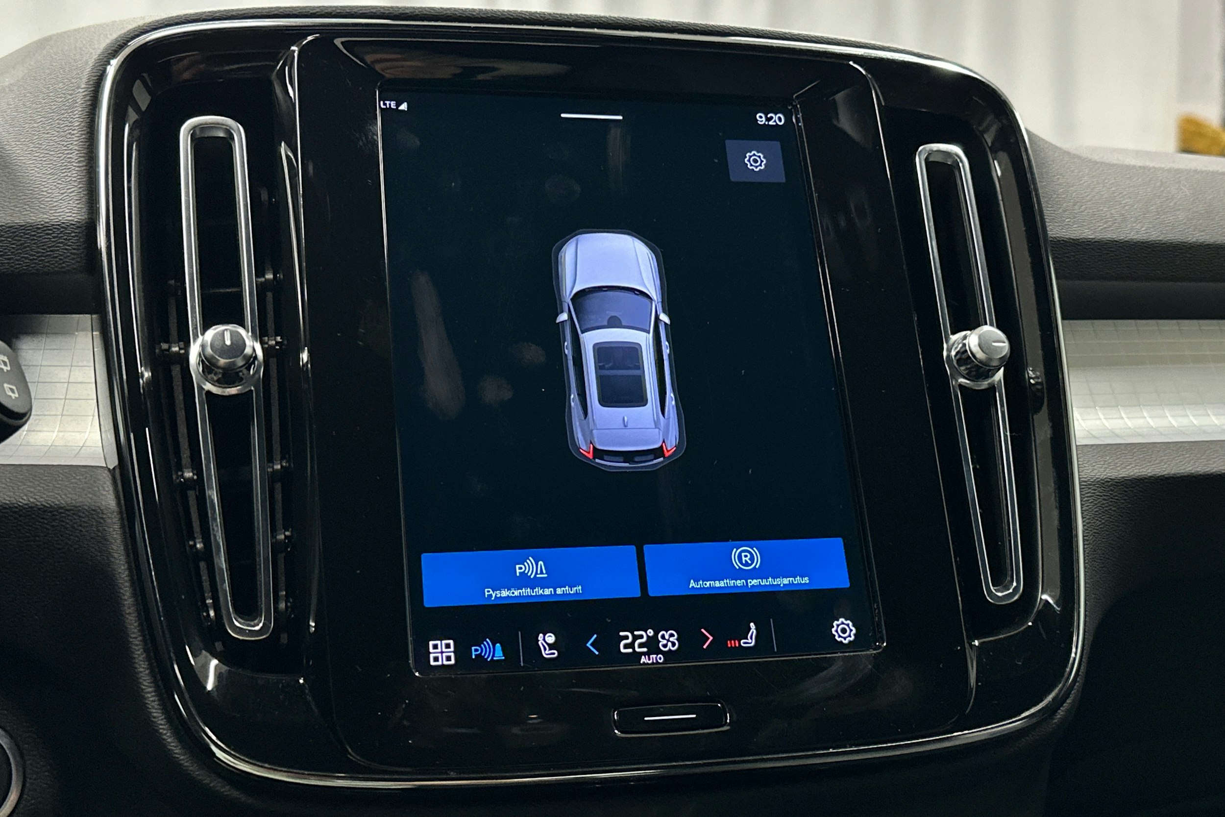 musta Volvo XC40 2023 kuva 30.