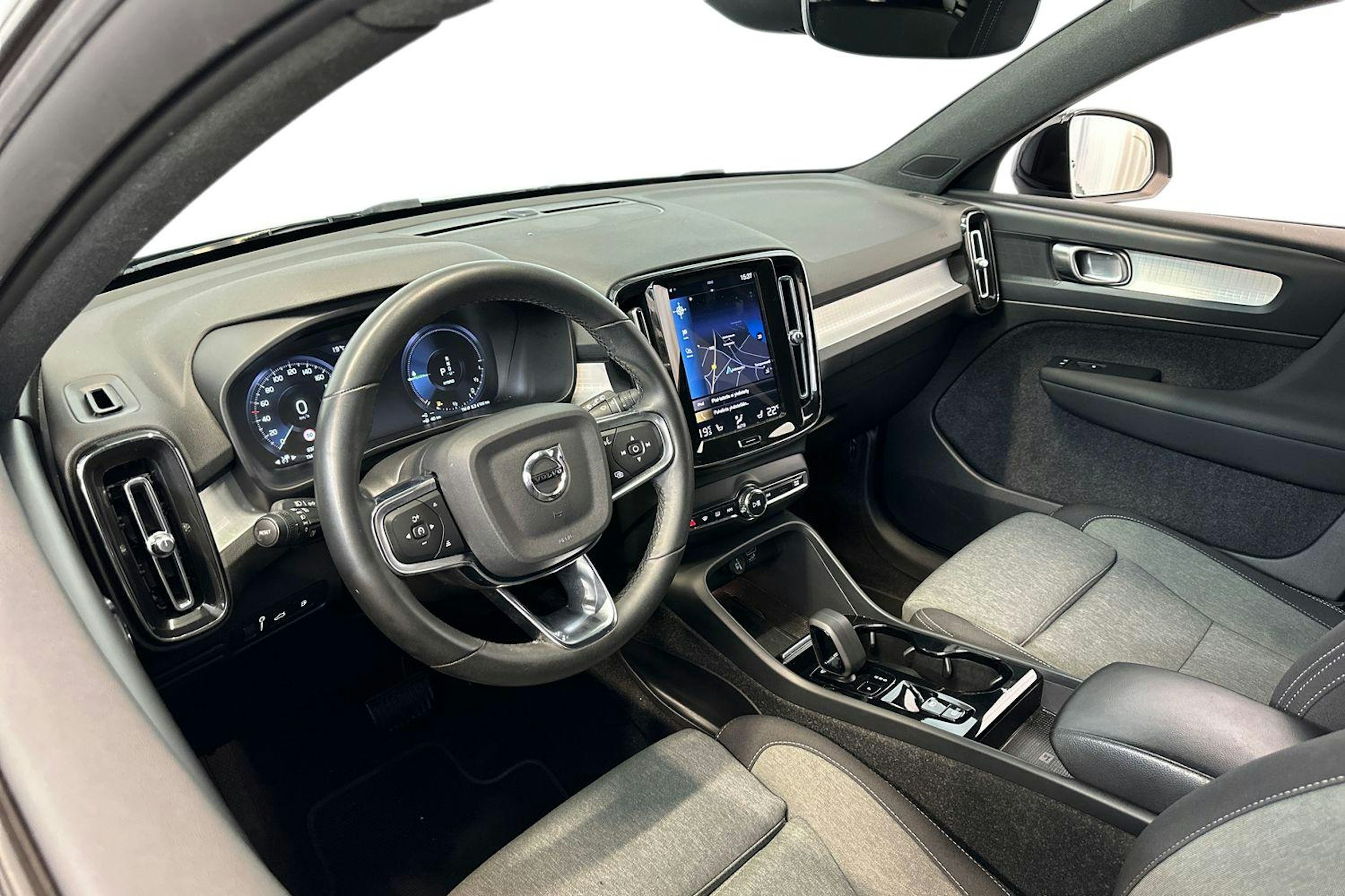 musta Volvo XC40 2023 kuva 7.