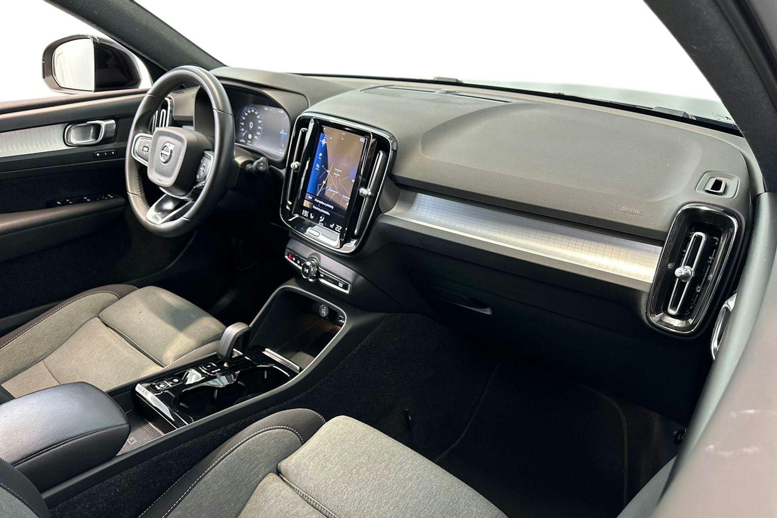 musta Volvo XC40 2023 kuva 9.