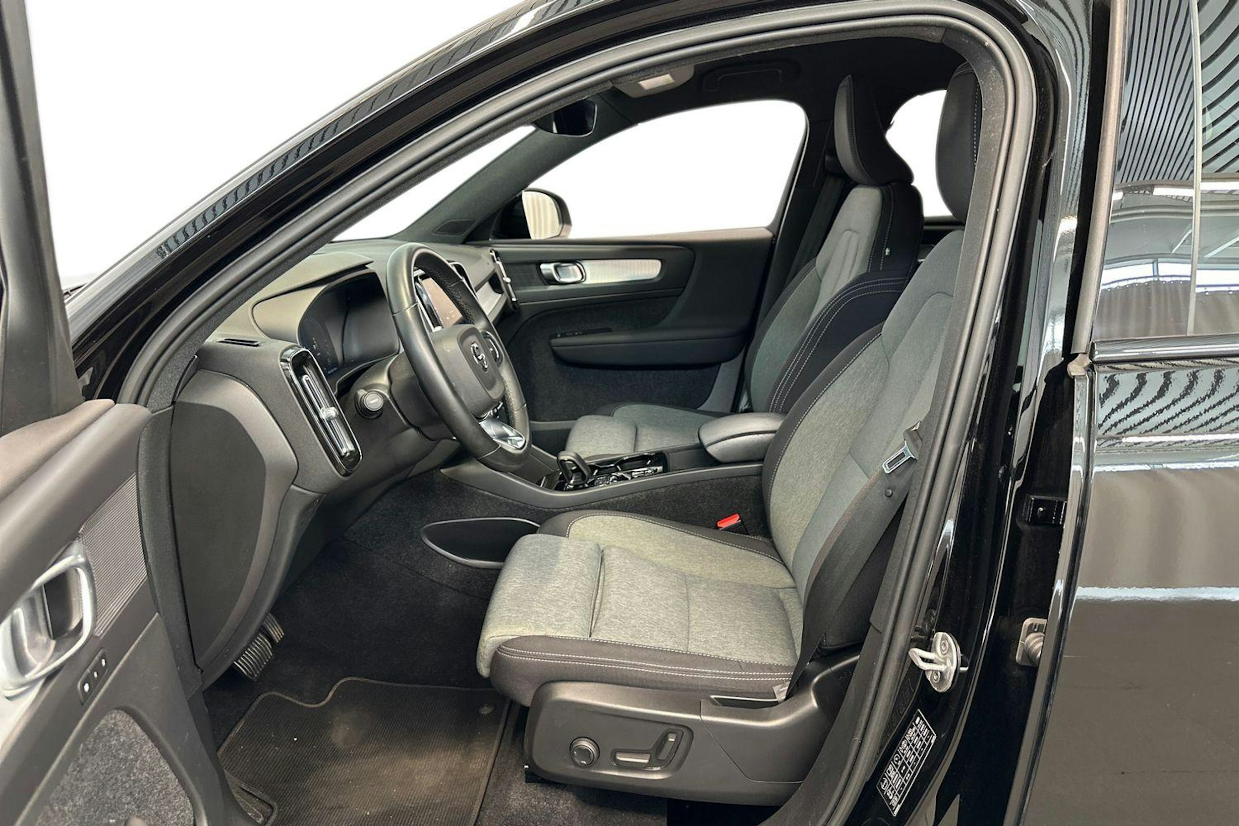 musta Volvo XC40 2023 kuva 11.